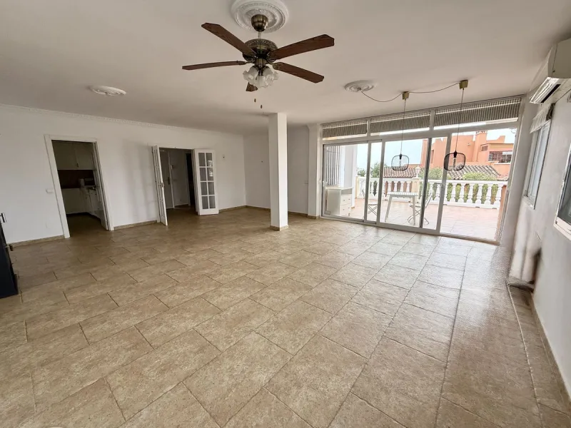 Spacious and bright villa located on the hillside of Torreblanca, just a short drive to local facilities in the neighbouring Los Pacos area and the large seaside town of Fuengirola, with its miles of sandy beaches, bars, restaurants, shops and numerous ot