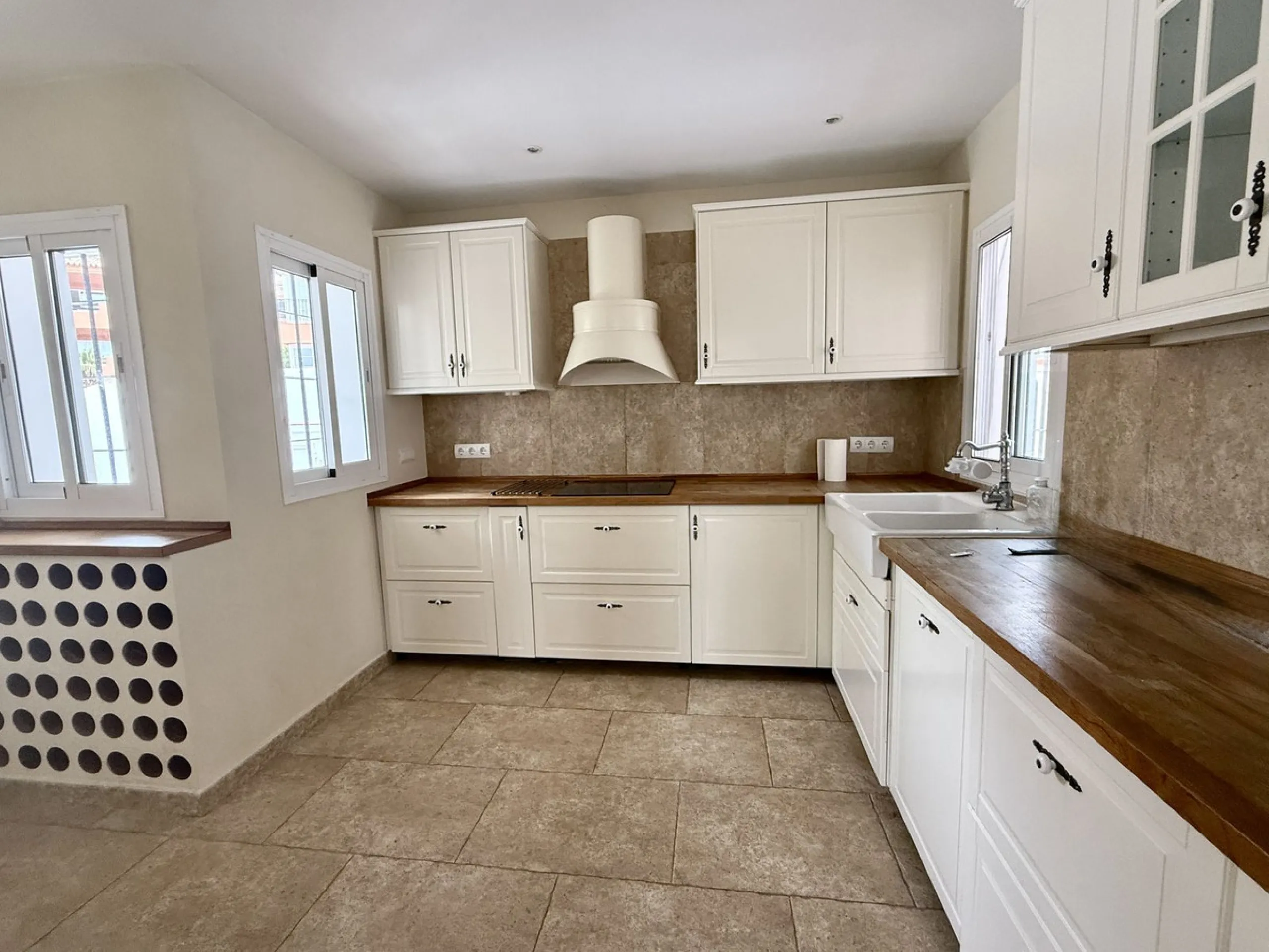 Spacious and bright villa located on the hillside of Torreblanca, just a short drive to local facilities in the neighbouring Los Pacos area and the large seaside town of Fuengirola, with its miles of sandy beaches, bars, restaurants, shops and numerous ot
