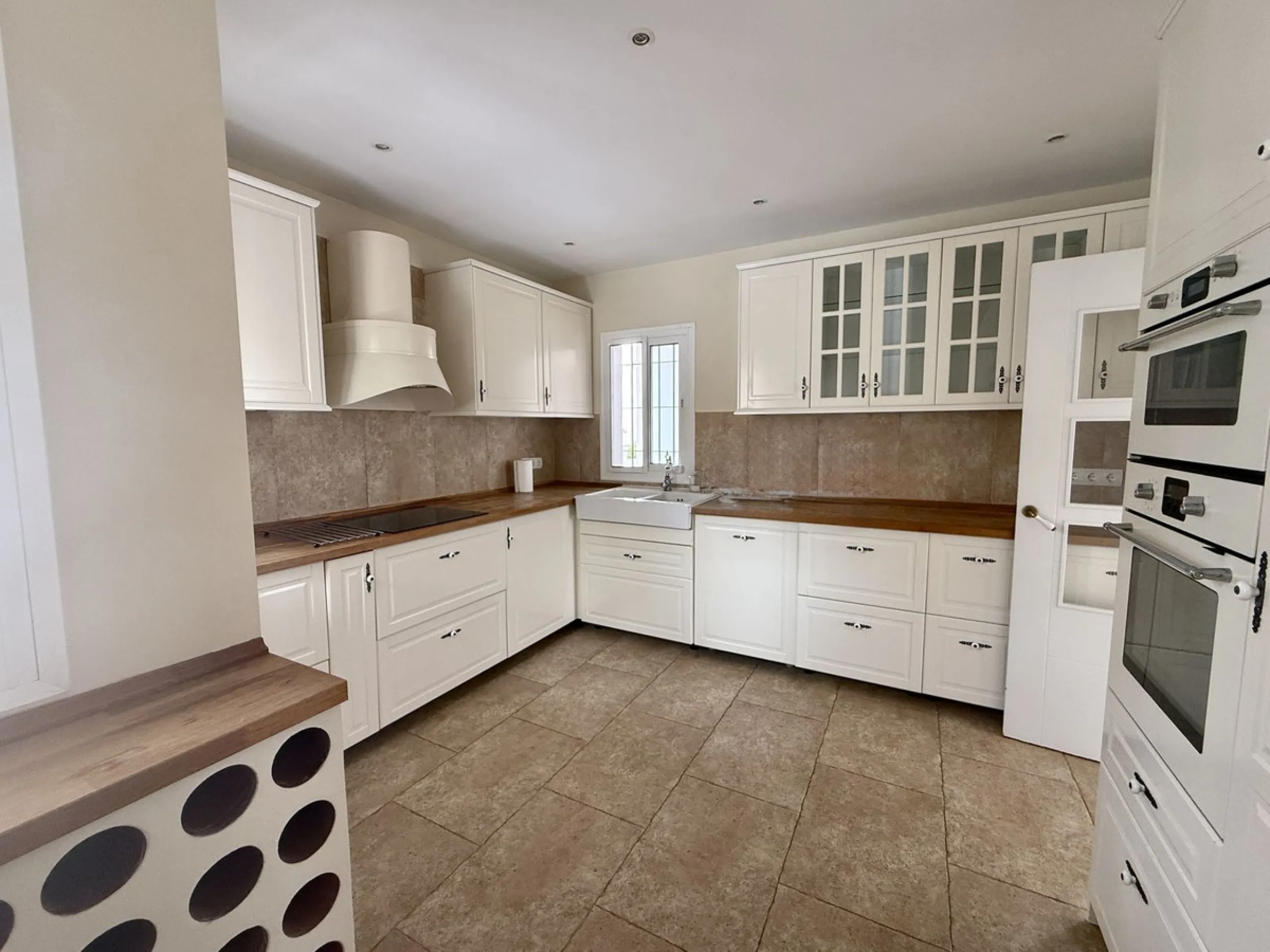 Spacious and bright villa located on the hillside of Torreblanca, just a short drive to local facilities in the neighbouring Los Pacos area and the large seaside town of Fuengirola, with its miles of sandy beaches, bars, restaurants, shops and numerous ot