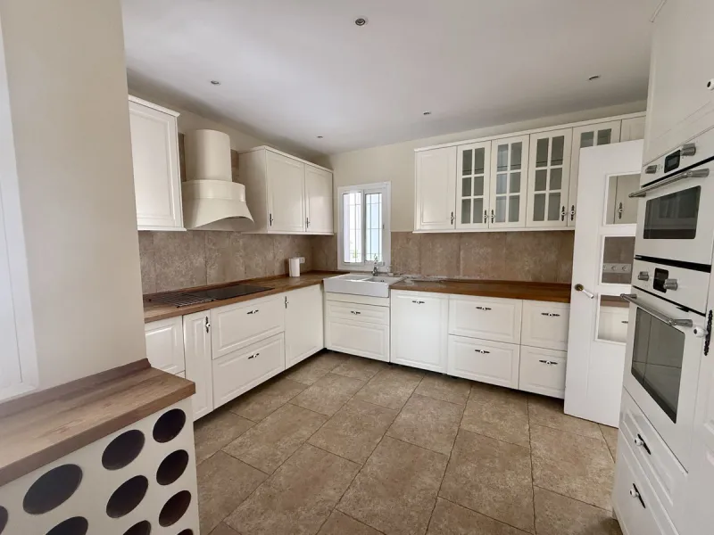 Spacious and bright villa located on the hillside of Torreblanca, just a short drive to local facilities in the neighbouring Los Pacos area and the large seaside town of Fuengirola, with its miles of sandy beaches, bars, restaurants, shops and numerous ot