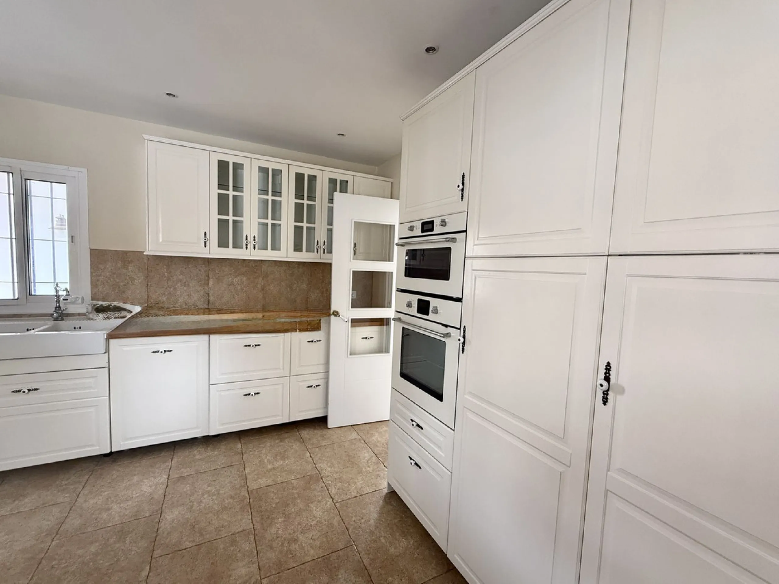 Spacious and bright villa located on the hillside of Torreblanca, just a short drive to local facilities in the neighbouring Los Pacos area and the large seaside town of Fuengirola, with its miles of sandy beaches, bars, restaurants, shops and numerous ot