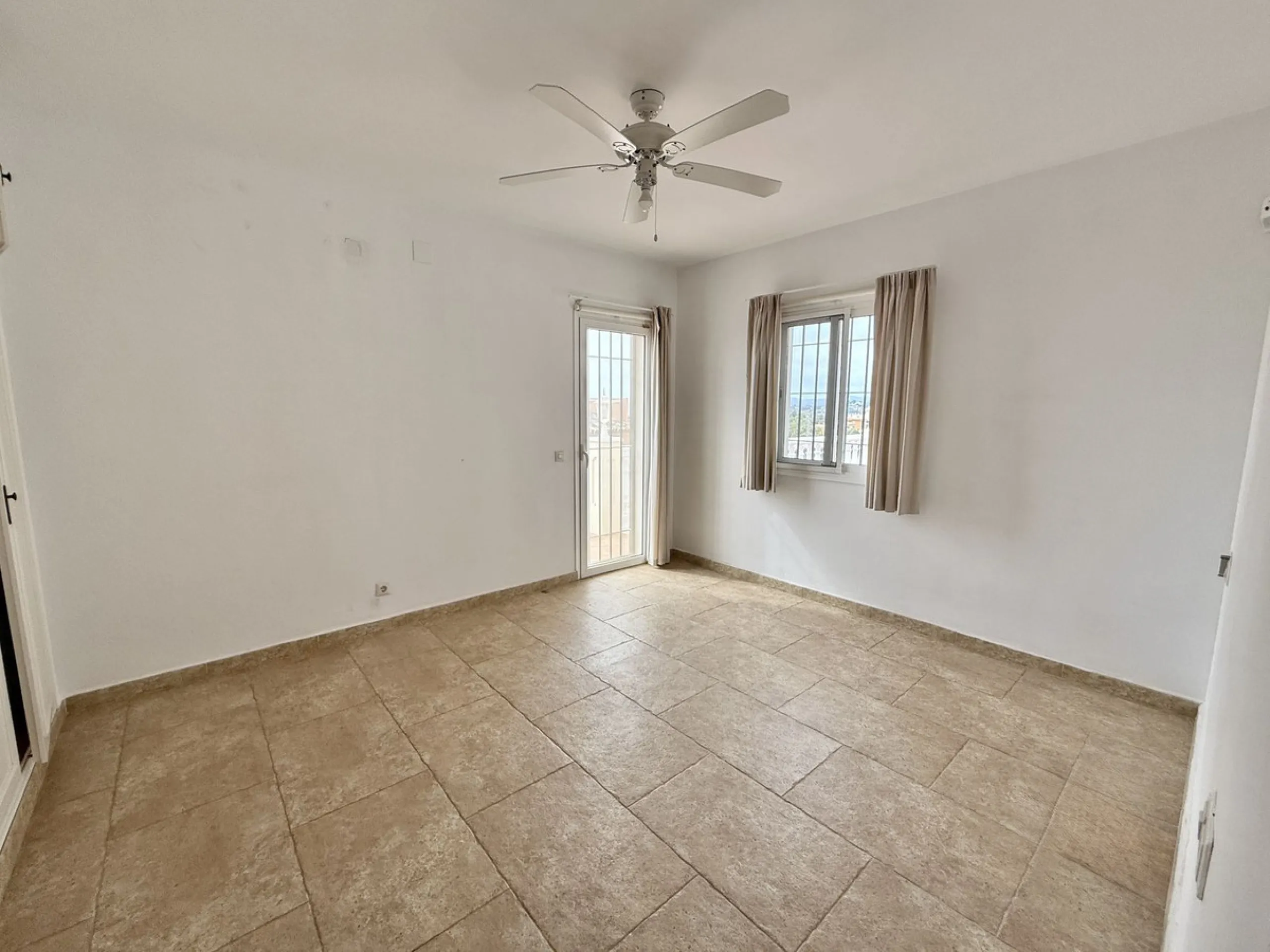 Spacious and bright villa located on the hillside of Torreblanca, just a short drive to local facilities in the neighbouring Los Pacos area and the large seaside town of Fuengirola, with its miles of sandy beaches, bars, restaurants, shops and numerous ot