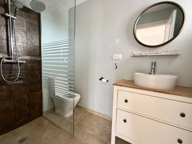 Spacious and bright villa located on the hillside of Torreblanca, just a short drive to local facilities in the neighbouring Los Pacos area and the large seaside town of Fuengirola, with its miles of sandy beaches, bars, restaurants, shops and numerous ot