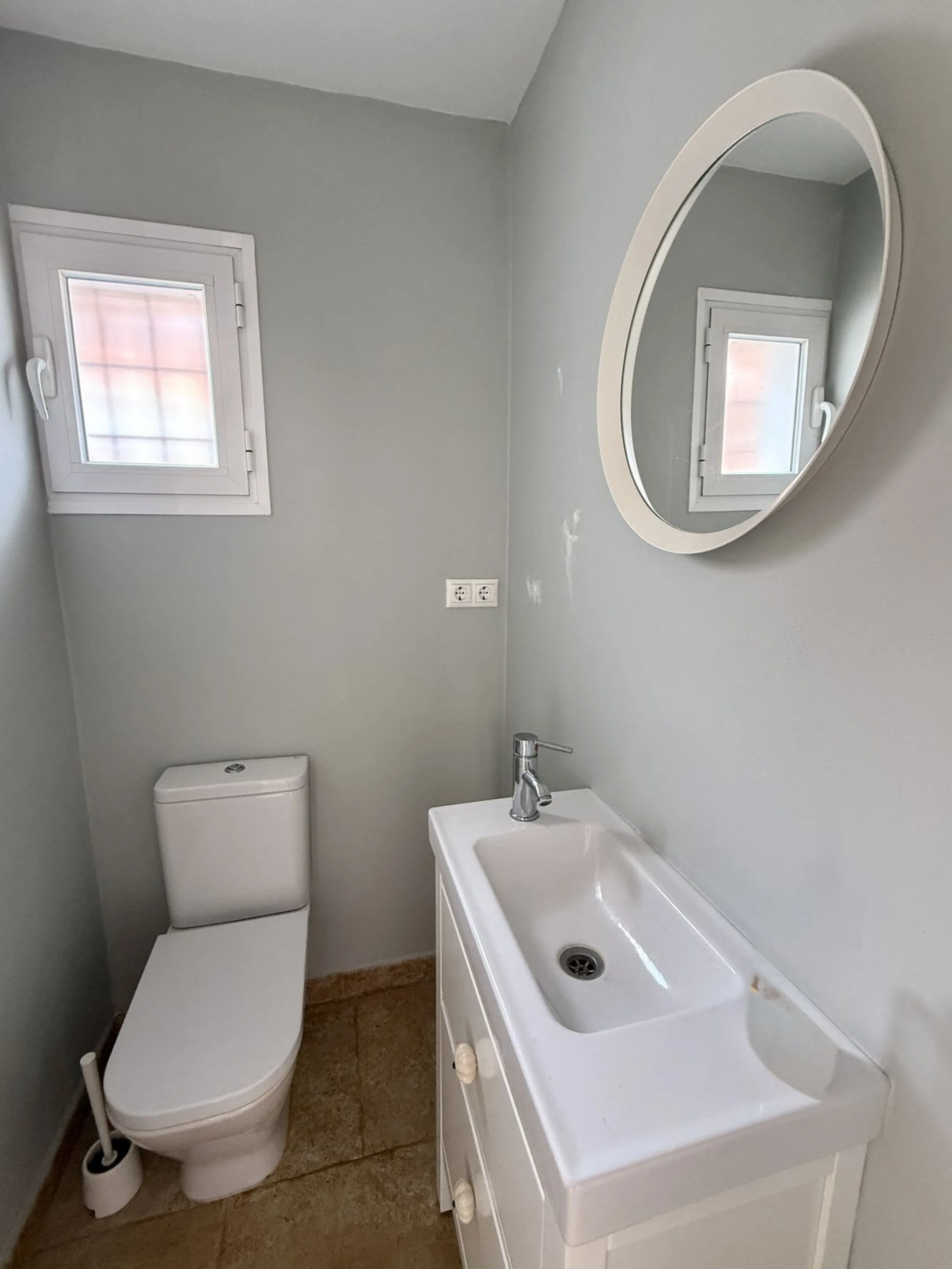Spacious and bright villa located on the hillside of Torreblanca, just a short drive to local facilities in the neighbouring Los Pacos area and the large seaside town of Fuengirola, with its miles of sandy beaches, bars, restaurants, shops and numerous ot