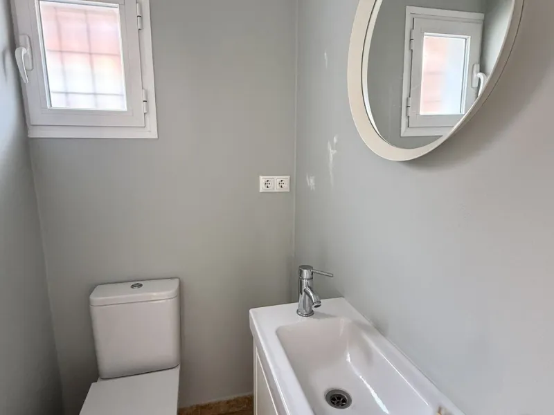 Spacious and bright villa located on the hillside of Torreblanca, just a short drive to local facilities in the neighbouring Los Pacos area and the large seaside town of Fuengirola, with its miles of sandy beaches, bars, restaurants, shops and numerous ot