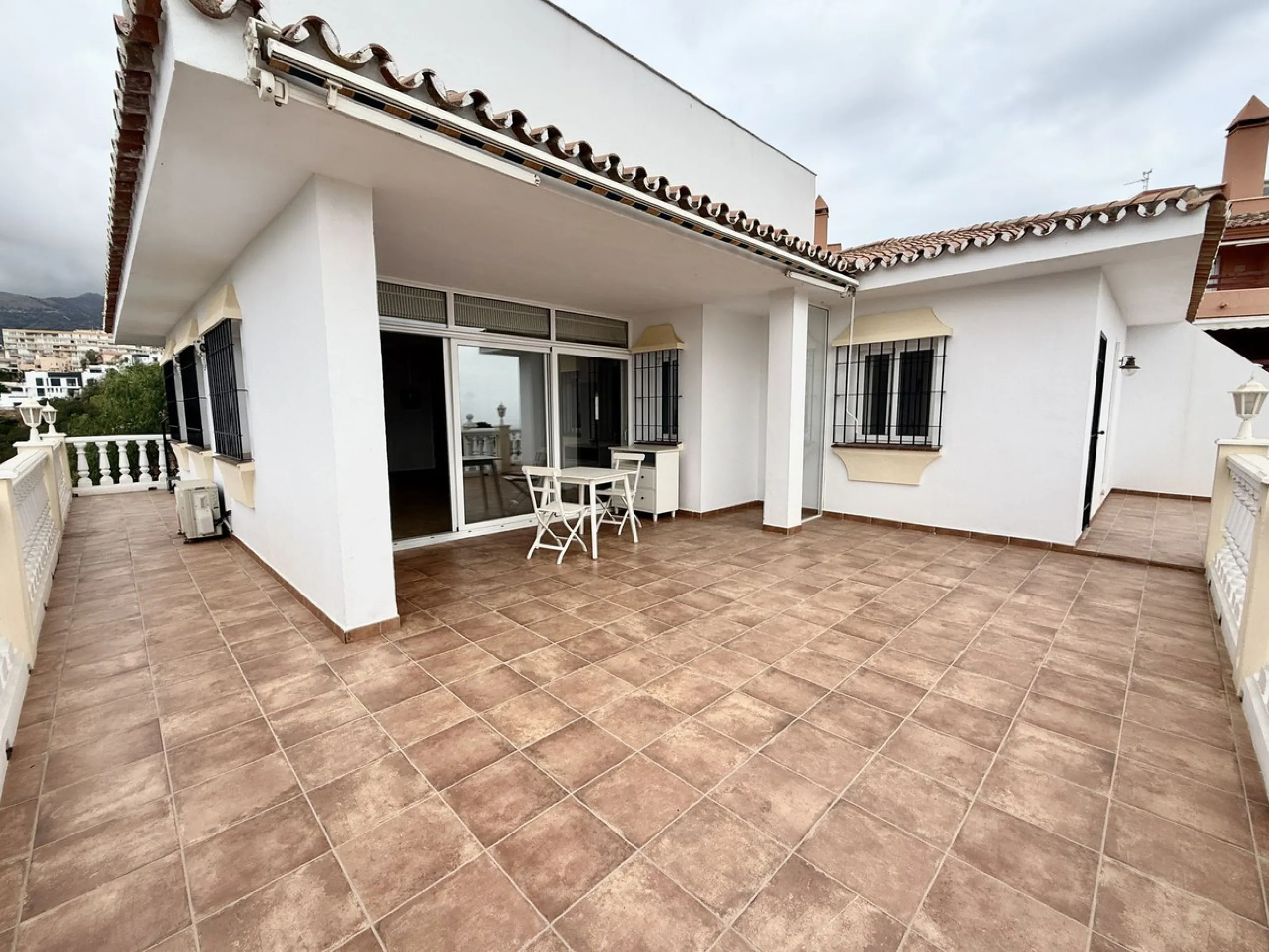 Spacious and bright villa located on the hillside of Torreblanca, just a short drive to local facilities in the neighbouring Los Pacos area and the large seaside town of Fuengirola, with its miles of sandy beaches, bars, restaurants, shops and numerous ot
