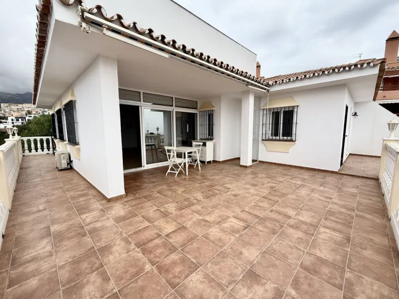 Spacious and bright villa located on the hillside of Torreblanca, just a short drive to local facilities in the neighbouring Los Pacos area and the large seaside town of Fuengirola, with its miles of sandy beaches, bars, restaurants, shops and numerous ot