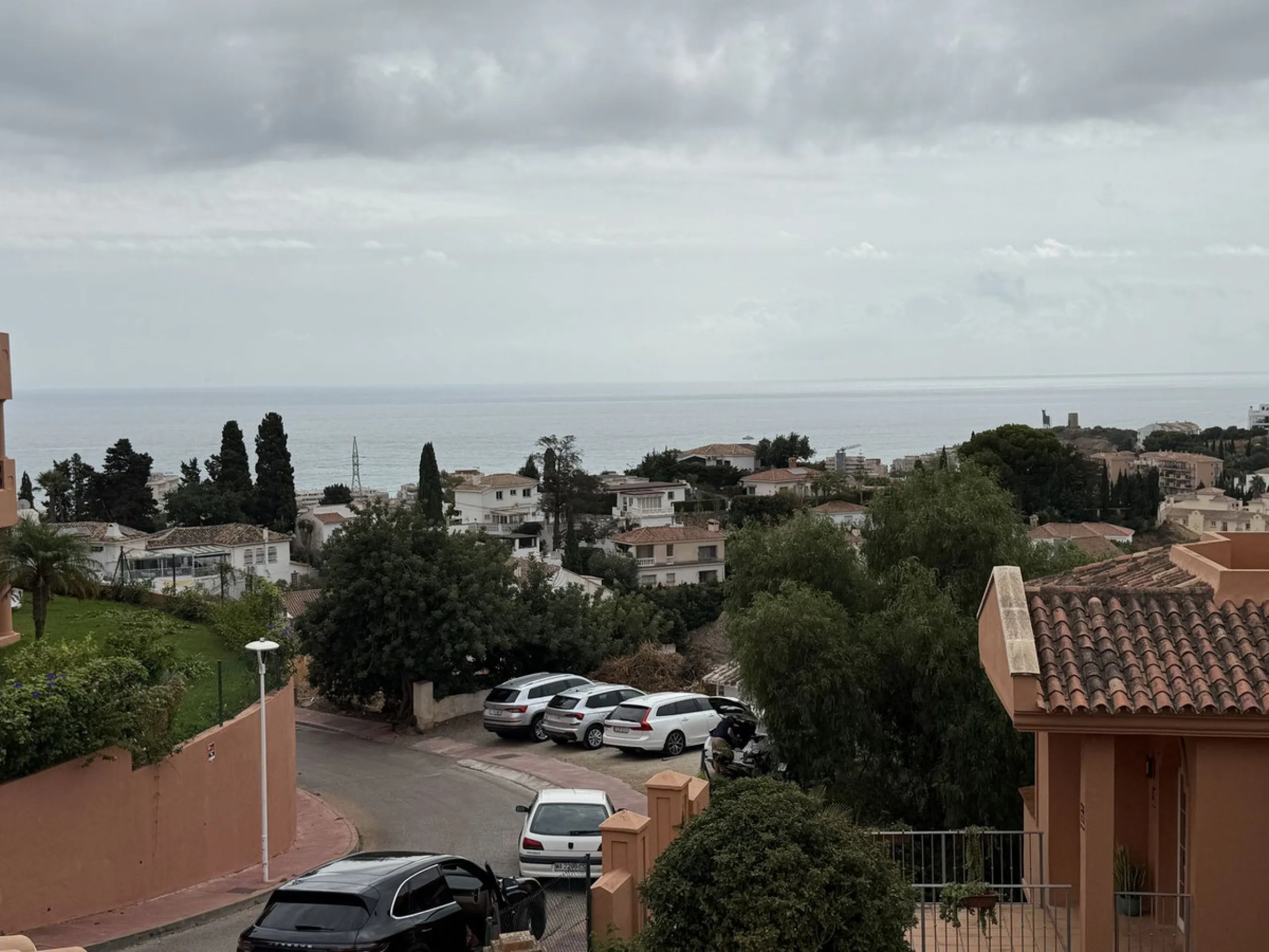 Spacious and bright villa located on the hillside of Torreblanca, just a short drive to local facilities in the neighbouring Los Pacos area and the large seaside town of Fuengirola, with its miles of sandy beaches, bars, restaurants, shops and numerous ot