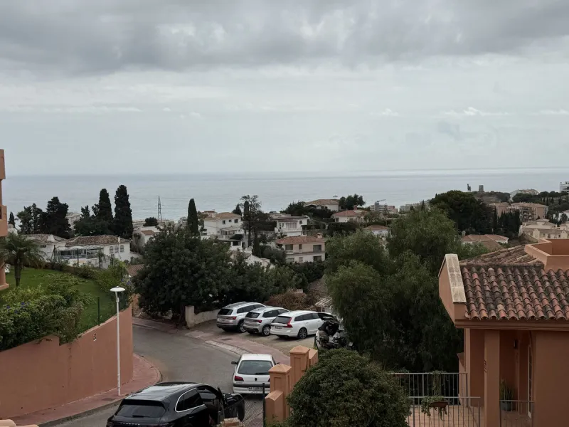 Spacious and bright villa located on the hillside of Torreblanca, just a short drive to local facilities in the neighbouring Los Pacos area and the large seaside town of Fuengirola, with its miles of sandy beaches, bars, restaurants, shops and numerous ot
