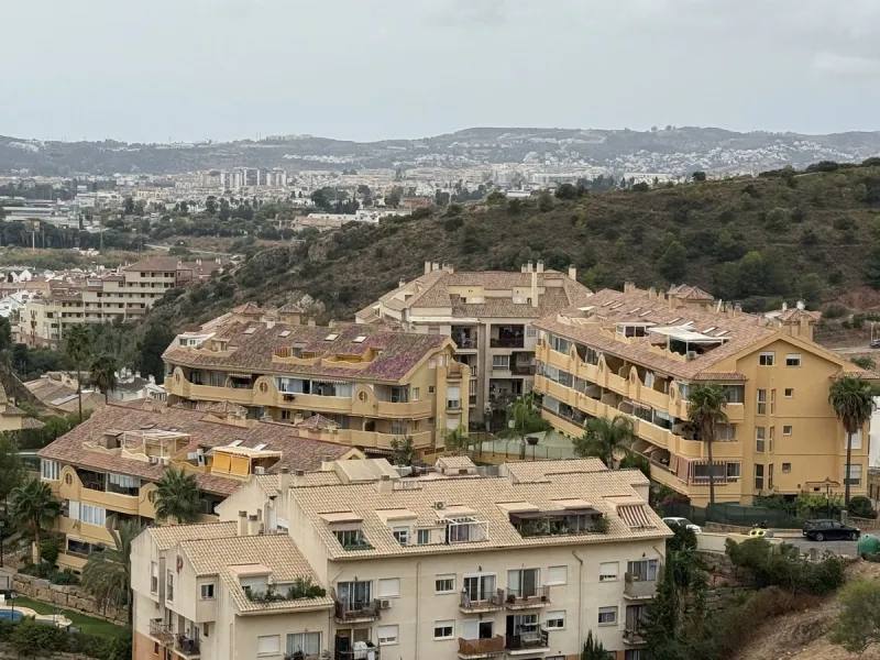Spacious and bright villa located on the hillside of Torreblanca, just a short drive to local facilities in the neighbouring Los Pacos area and the large seaside town of Fuengirola, with its miles of sandy beaches, bars, restaurants, shops and numerous ot