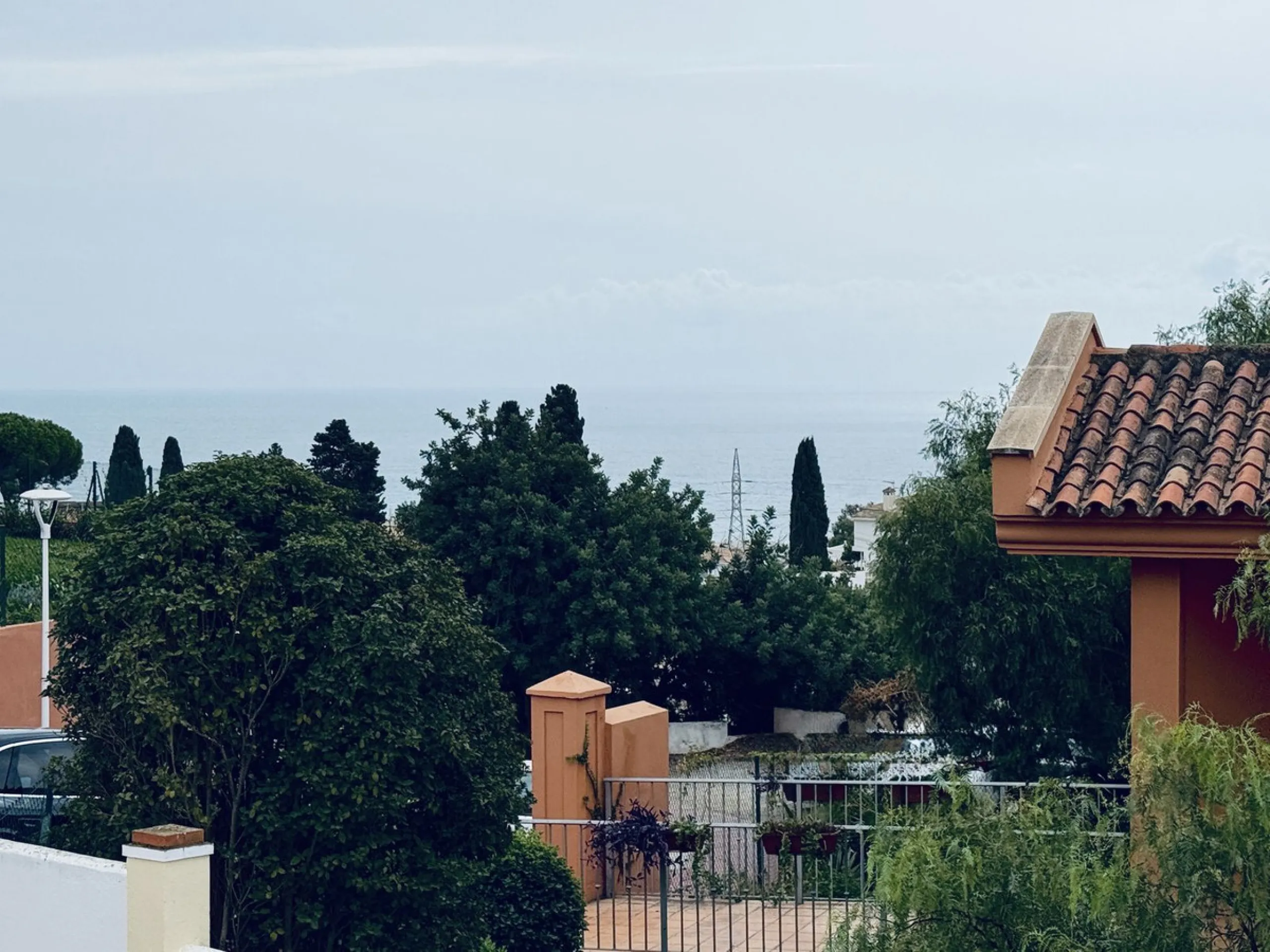 Spacious and bright villa located on the hillside of Torreblanca, just a short drive to local facilities in the neighbouring Los Pacos area and the large seaside town of Fuengirola, with its miles of sandy beaches, bars, restaurants, shops and numerous ot
