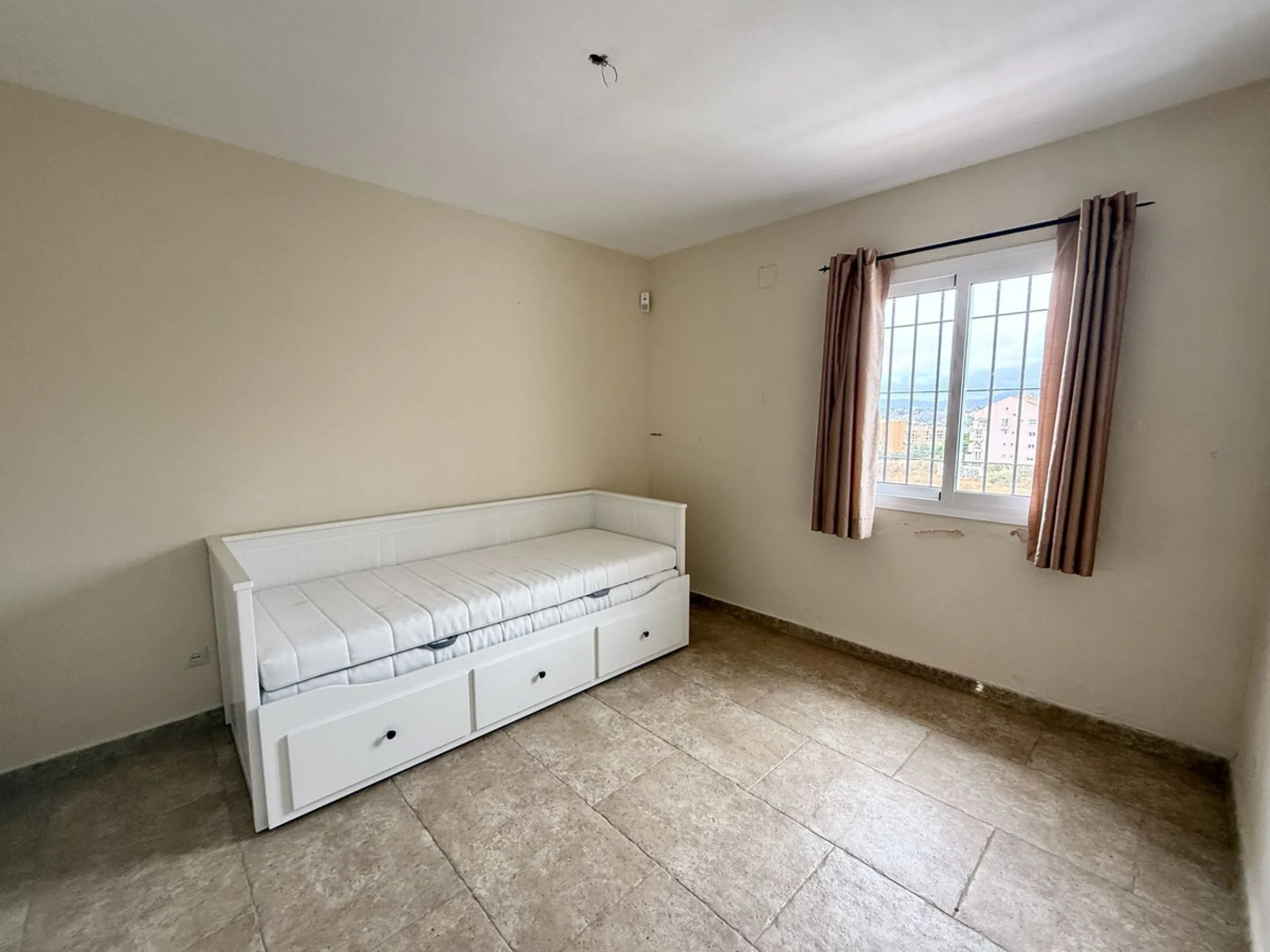 Spacious and bright villa located on the hillside of Torreblanca, just a short drive to local facilities in the neighbouring Los Pacos area and the large seaside town of Fuengirola, with its miles of sandy beaches, bars, restaurants, shops and numerous ot