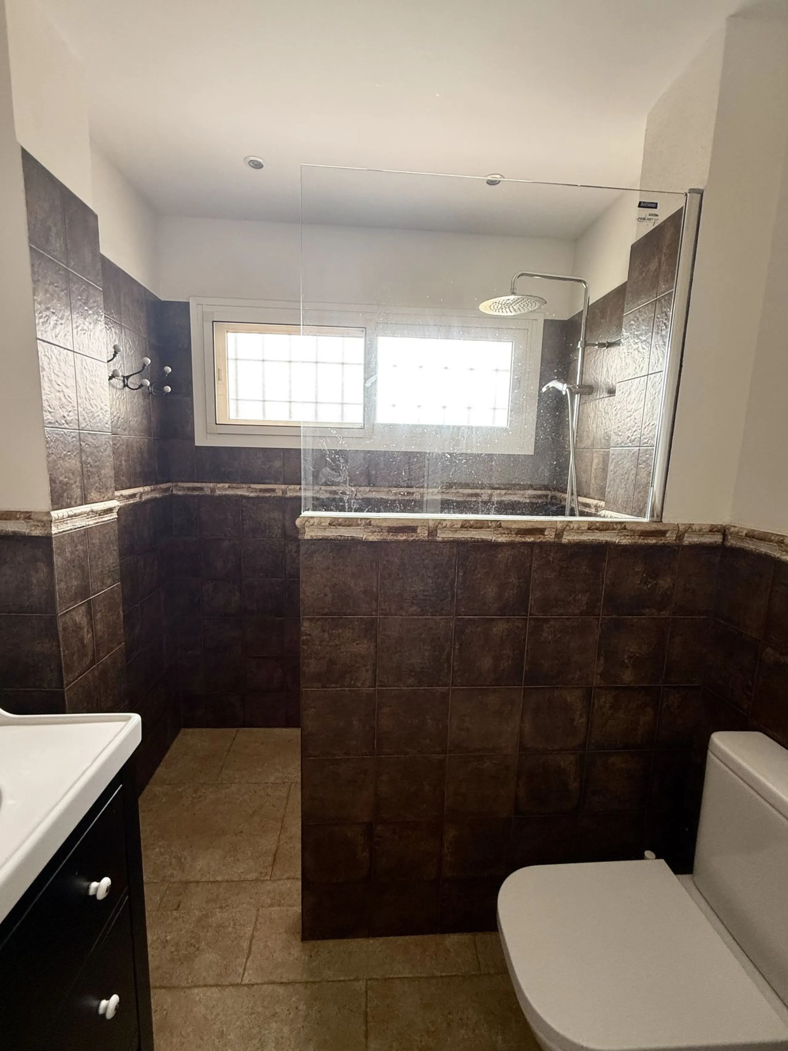 Spacious and bright villa located on the hillside of Torreblanca, just a short drive to local facilities in the neighbouring Los Pacos area and the large seaside town of Fuengirola, with its miles of sandy beaches, bars, restaurants, shops and numerous ot