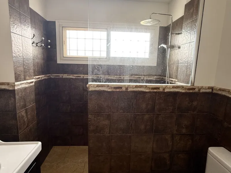 Spacious and bright villa located on the hillside of Torreblanca, just a short drive to local facilities in the neighbouring Los Pacos area and the large seaside town of Fuengirola, with its miles of sandy beaches, bars, restaurants, shops and numerous ot