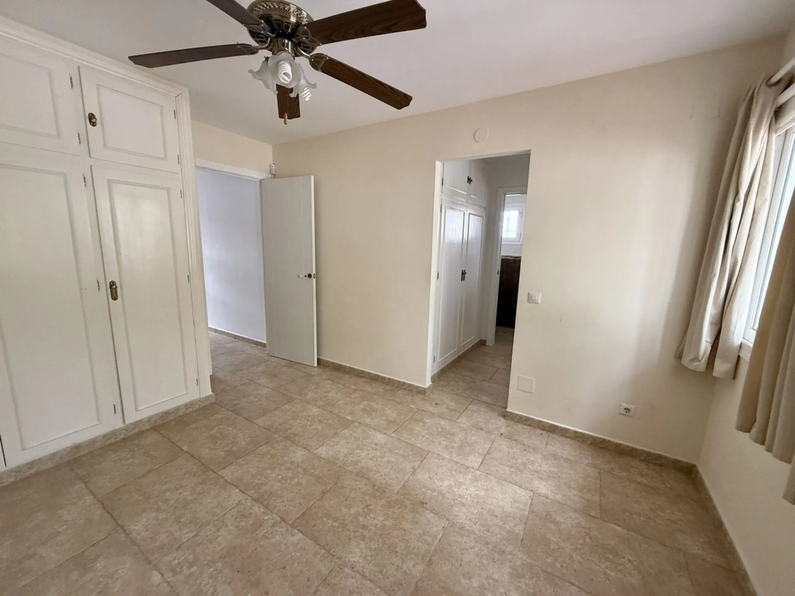 Spacious and bright villa located on the hillside of Torreblanca, just a short drive to local facilities in the neighbouring Los Pacos area and the large seaside town of Fuengirola, with its miles of sandy beaches, bars, restaurants, shops and numerous ot