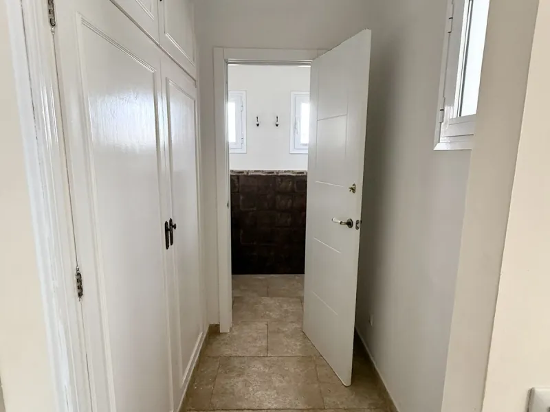 Spacious and bright villa located on the hillside of Torreblanca, just a short drive to local facilities in the neighbouring Los Pacos area and the large seaside town of Fuengirola, with its miles of sandy beaches, bars, restaurants, shops and numerous ot