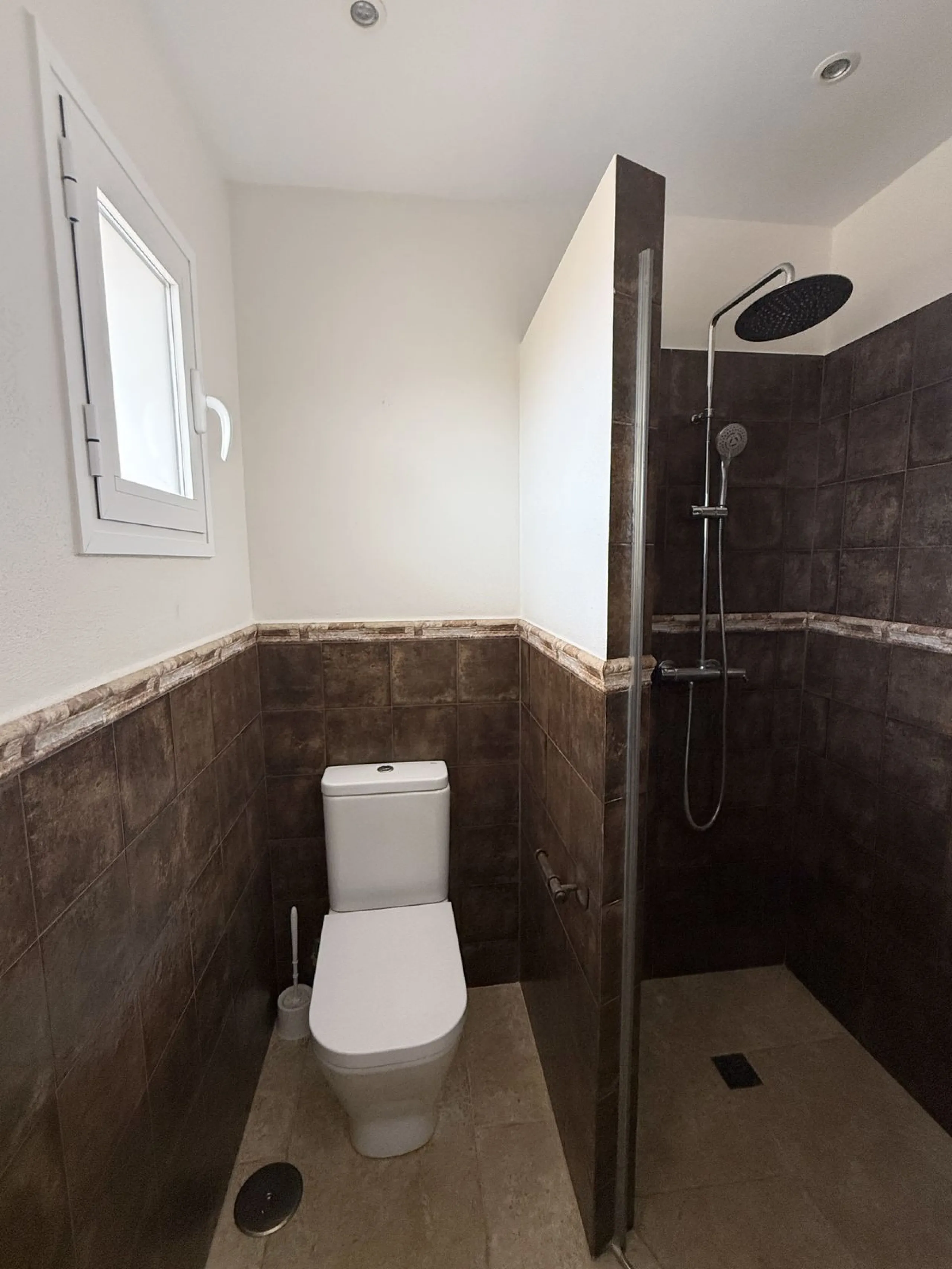 Spacious and bright villa located on the hillside of Torreblanca, just a short drive to local facilities in the neighbouring Los Pacos area and the large seaside town of Fuengirola, with its miles of sandy beaches, bars, restaurants, shops and numerous ot