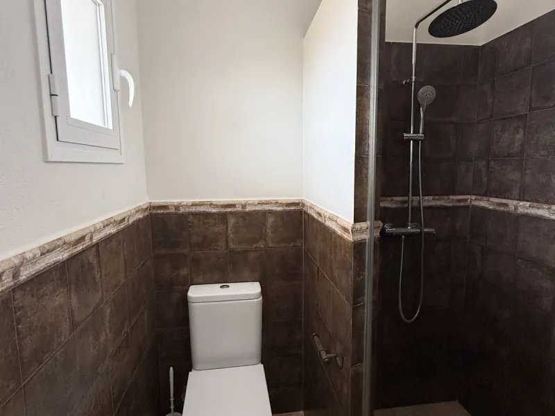 Spacious and bright villa located on the hillside of Torreblanca, just a short drive to local facilities in the neighbouring Los Pacos area and the large seaside town of Fuengirola, with its miles of sandy beaches, bars, restaurants, shops and numerous ot