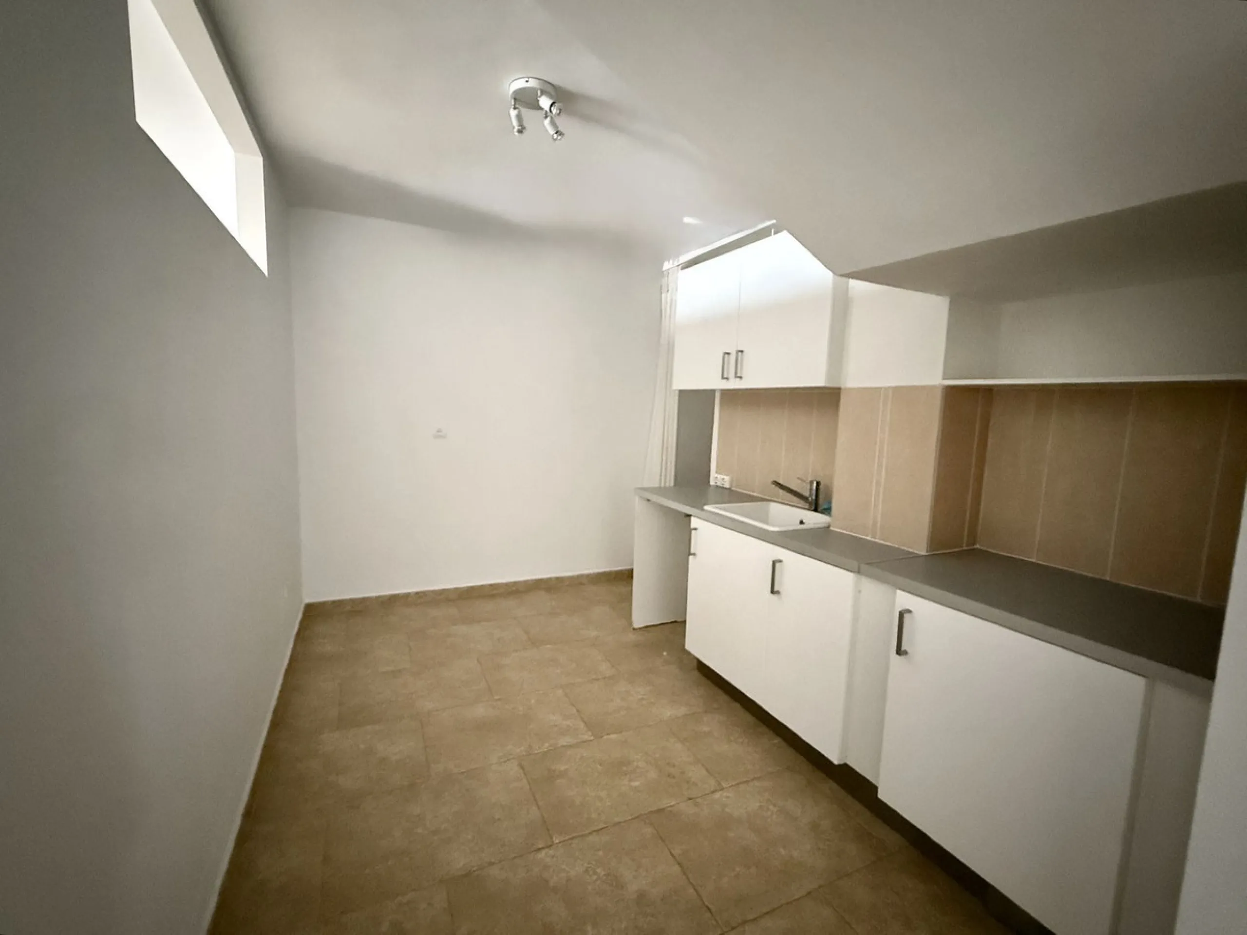 Spacious and bright villa located on the hillside of Torreblanca, just a short drive to local facilities in the neighbouring Los Pacos area and the large seaside town of Fuengirola, with its miles of sandy beaches, bars, restaurants, shops and numerous ot