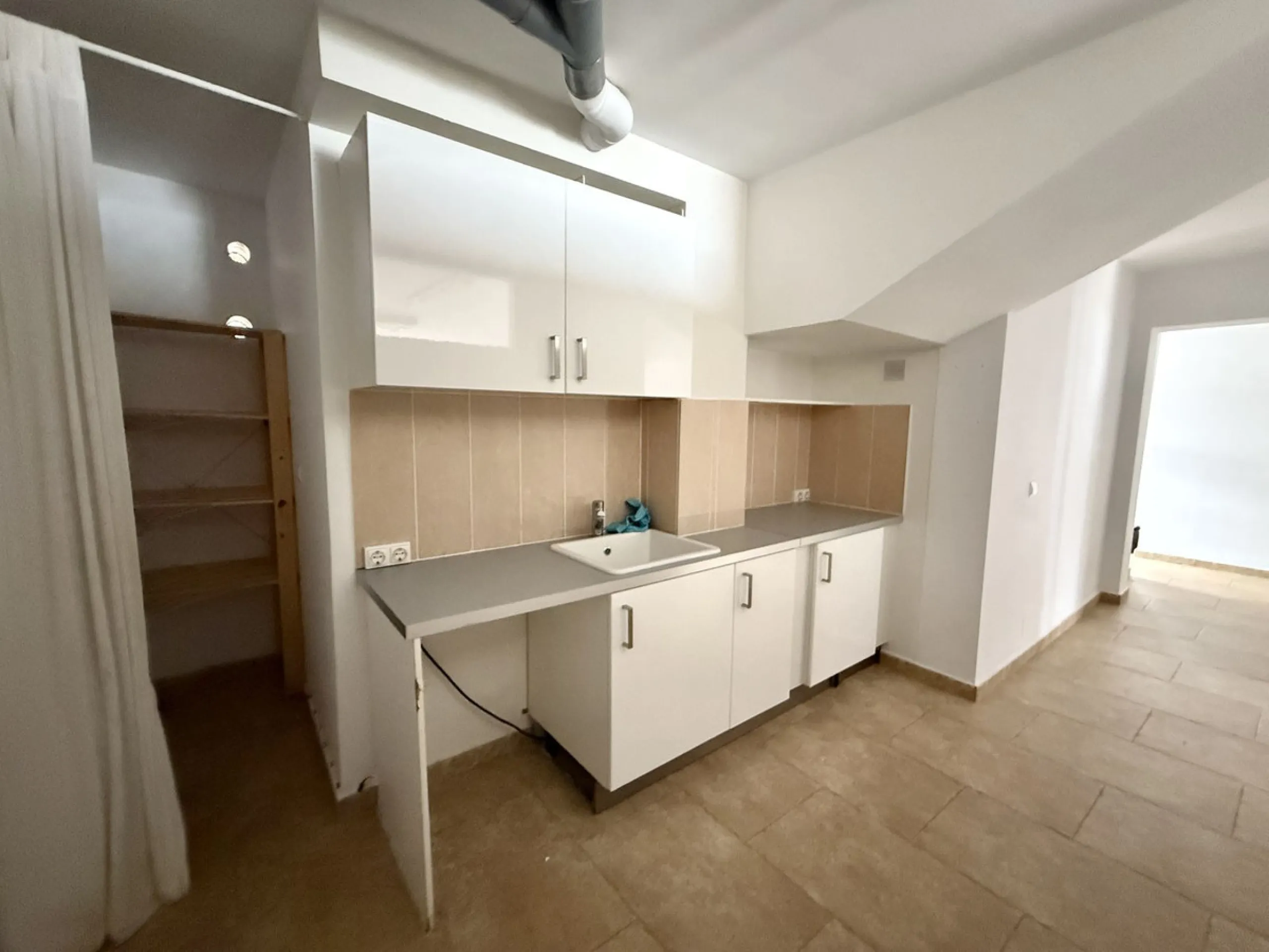Spacious and bright villa located on the hillside of Torreblanca, just a short drive to local facilities in the neighbouring Los Pacos area and the large seaside town of Fuengirola, with its miles of sandy beaches, bars, restaurants, shops and numerous ot