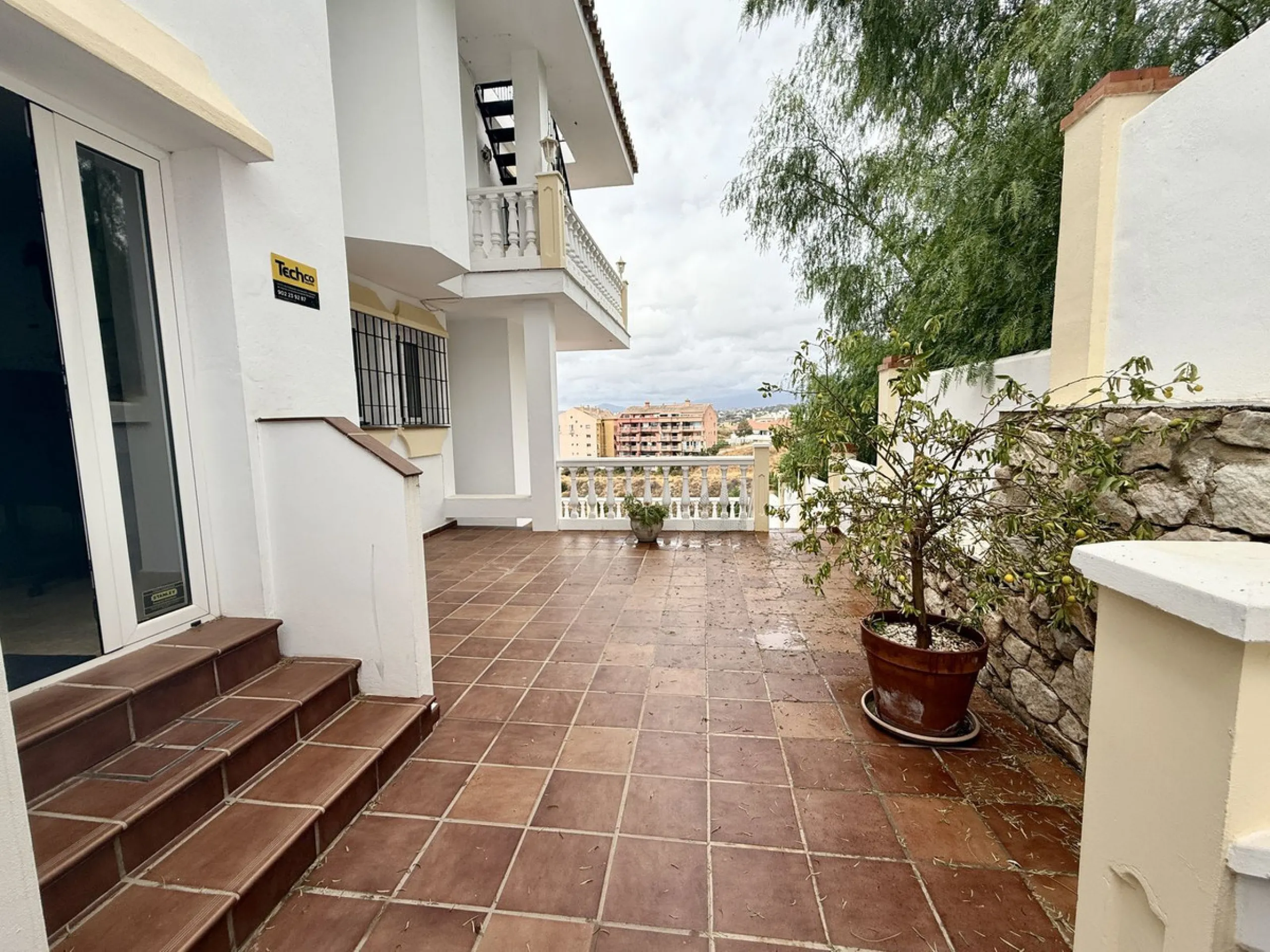 Spacious and bright villa located on the hillside of Torreblanca, just a short drive to local facilities in the neighbouring Los Pacos area and the large seaside town of Fuengirola, with its miles of sandy beaches, bars, restaurants, shops and numerous ot