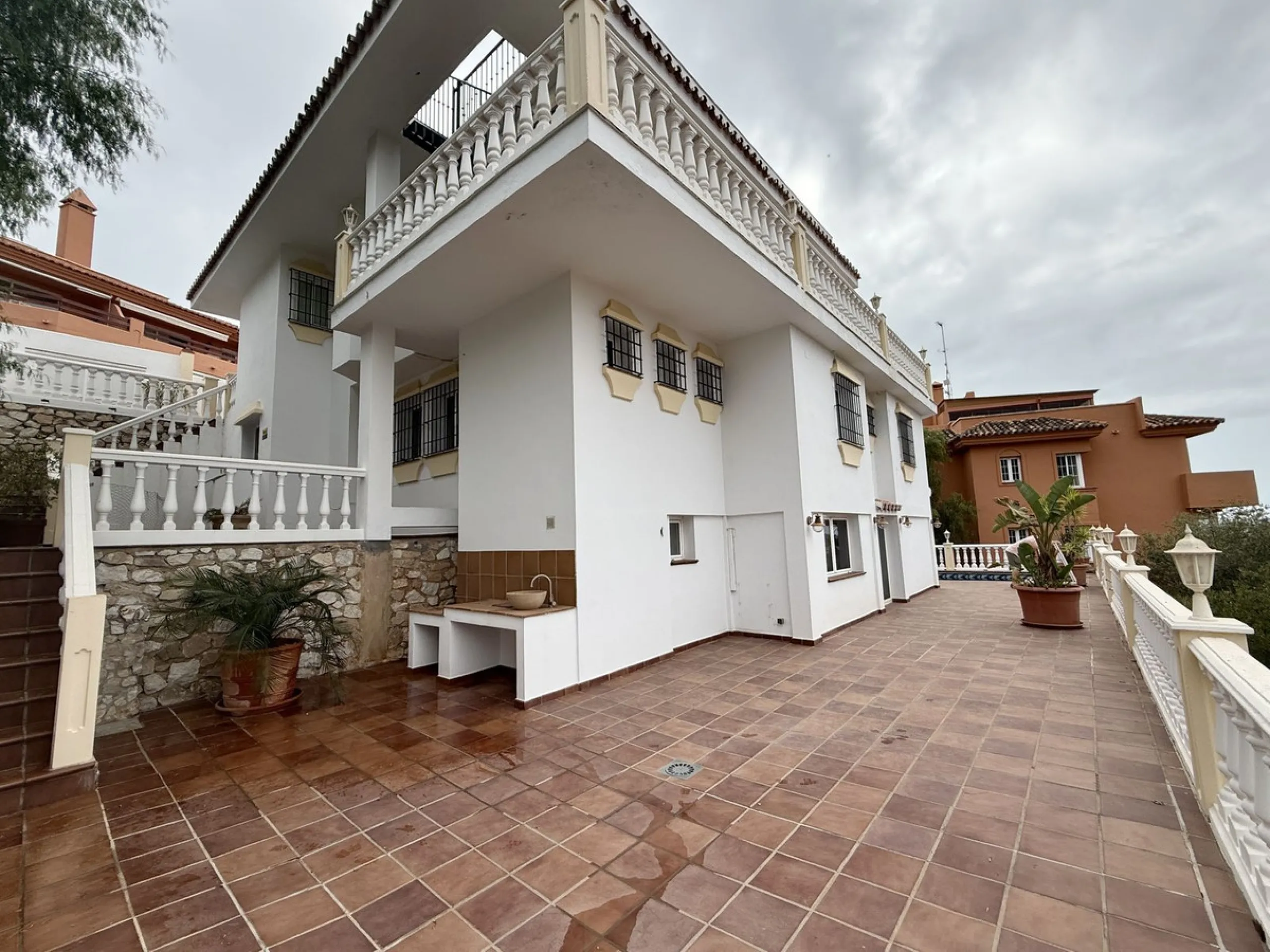 Spacious and bright villa located on the hillside of Torreblanca, just a short drive to local facilities in the neighbouring Los Pacos area and the large seaside town of Fuengirola, with its miles of sandy beaches, bars, restaurants, shops and numerous ot