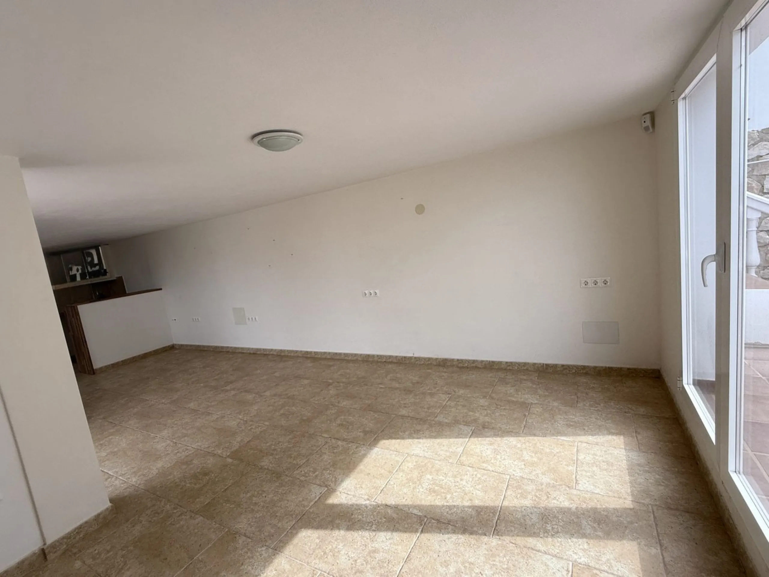 Spacious and bright villa located on the hillside of Torreblanca, just a short drive to local facilities in the neighbouring Los Pacos area and the large seaside town of Fuengirola, with its miles of sandy beaches, bars, restaurants, shops and numerous ot