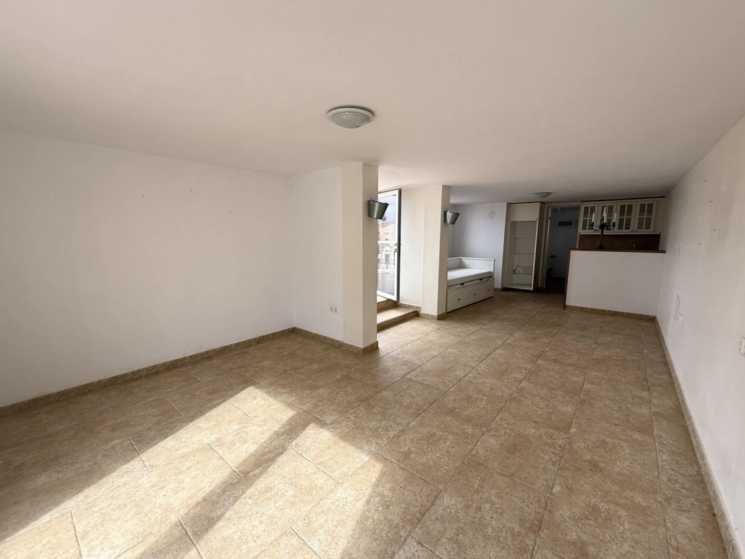 Spacious and bright villa located on the hillside of Torreblanca, just a short drive to local facilities in the neighbouring Los Pacos area and the large seaside town of Fuengirola, with its miles of sandy beaches, bars, restaurants, shops and numerous ot
