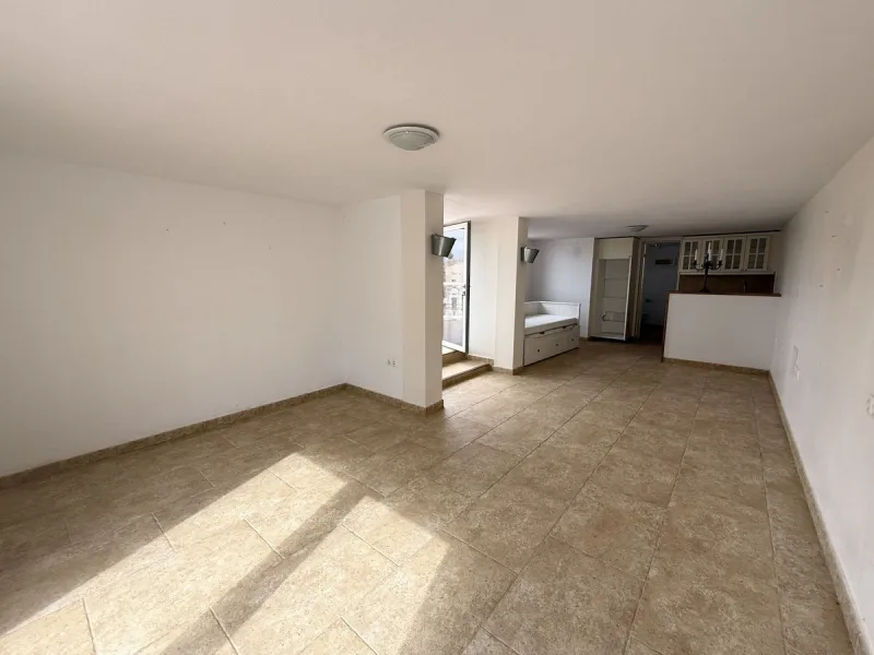 Spacious and bright villa located on the hillside of Torreblanca, just a short drive to local facilities in the neighbouring Los Pacos area and the large seaside town of Fuengirola, with its miles of sandy beaches, bars, restaurants, shops and numerous ot