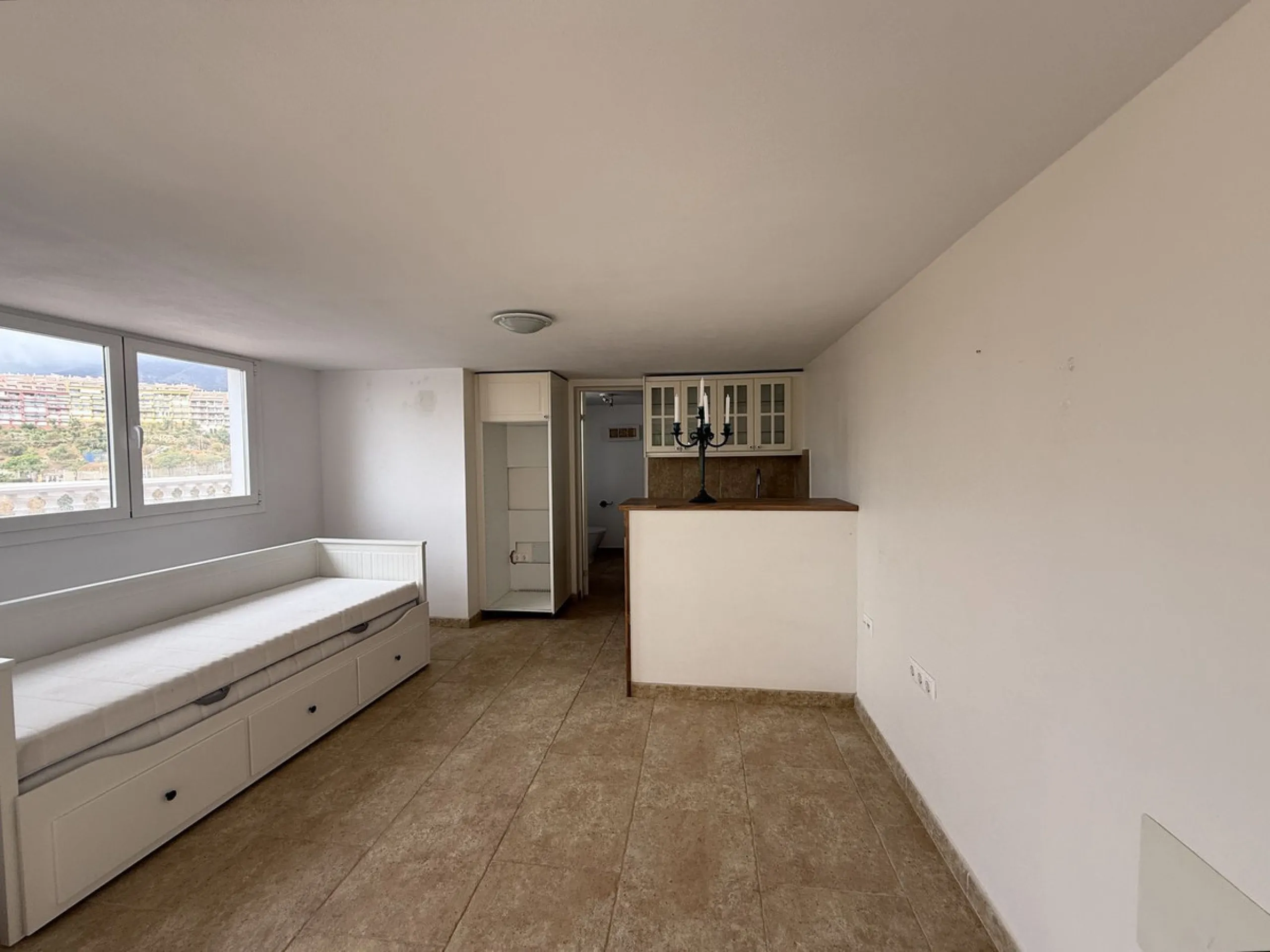 Spacious and bright villa located on the hillside of Torreblanca, just a short drive to local facilities in the neighbouring Los Pacos area and the large seaside town of Fuengirola, with its miles of sandy beaches, bars, restaurants, shops and numerous ot
