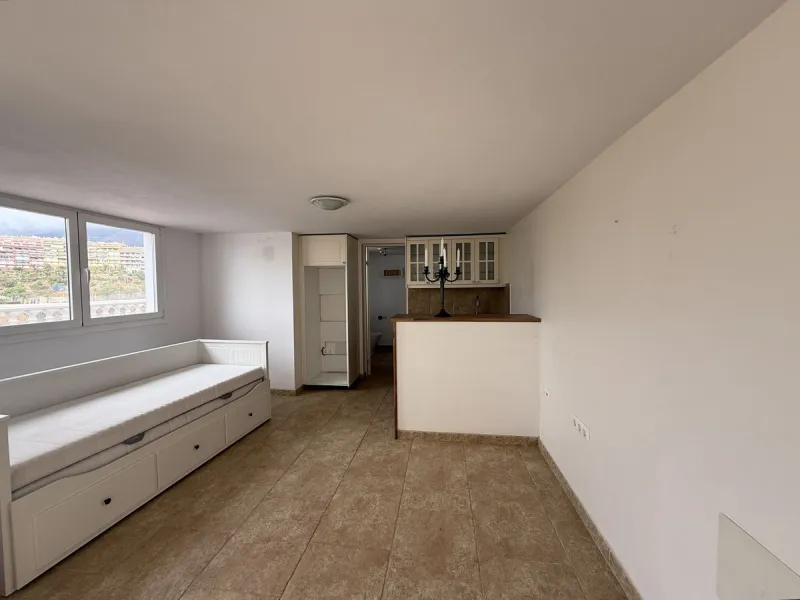 Spacious and bright villa located on the hillside of Torreblanca, just a short drive to local facilities in the neighbouring Los Pacos area and the large seaside town of Fuengirola, with its miles of sandy beaches, bars, restaurants, shops and numerous ot