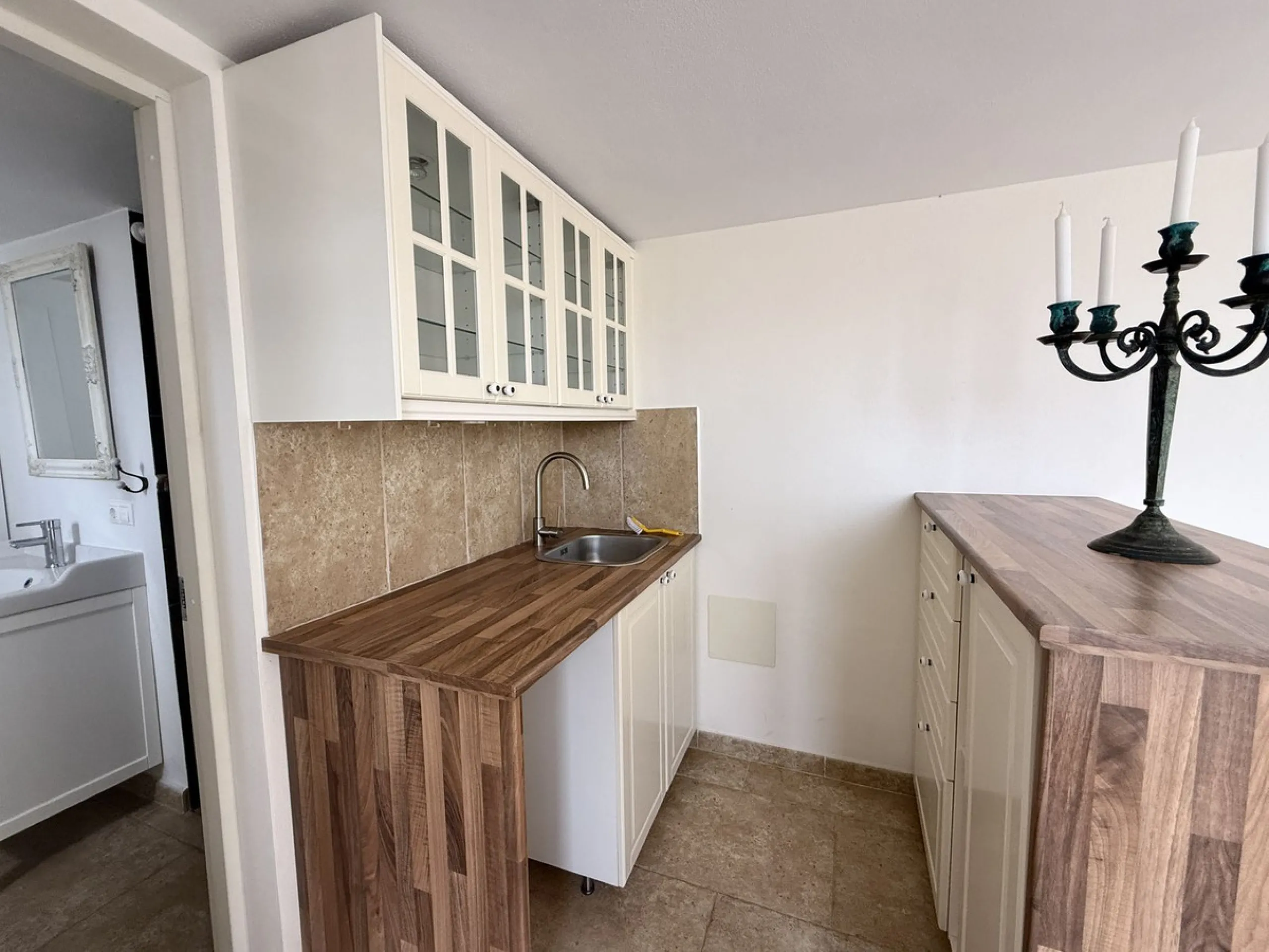 Spacious and bright villa located on the hillside of Torreblanca, just a short drive to local facilities in the neighbouring Los Pacos area and the large seaside town of Fuengirola, with its miles of sandy beaches, bars, restaurants, shops and numerous ot