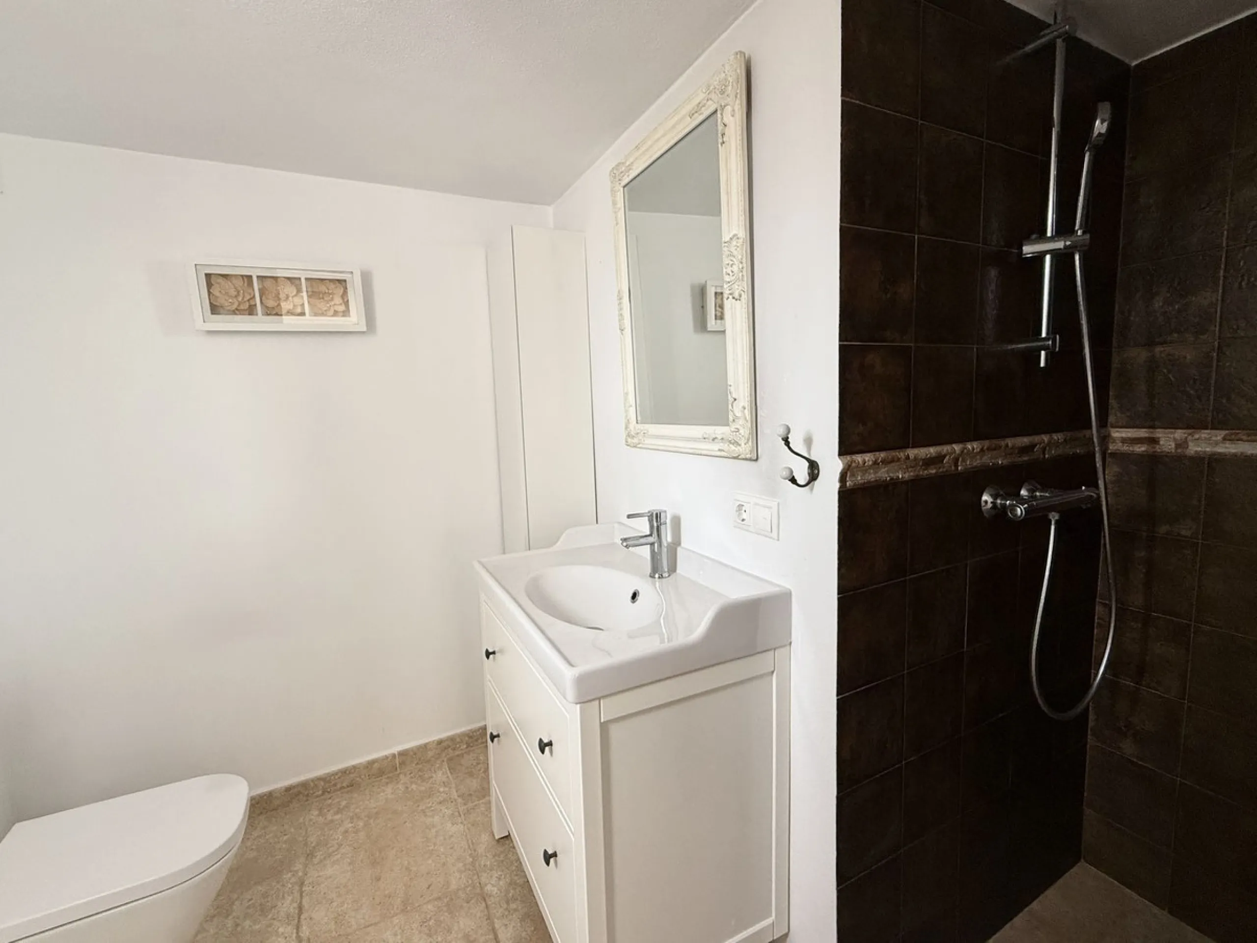 Spacious and bright villa located on the hillside of Torreblanca, just a short drive to local facilities in the neighbouring Los Pacos area and the large seaside town of Fuengirola, with its miles of sandy beaches, bars, restaurants, shops and numerous ot