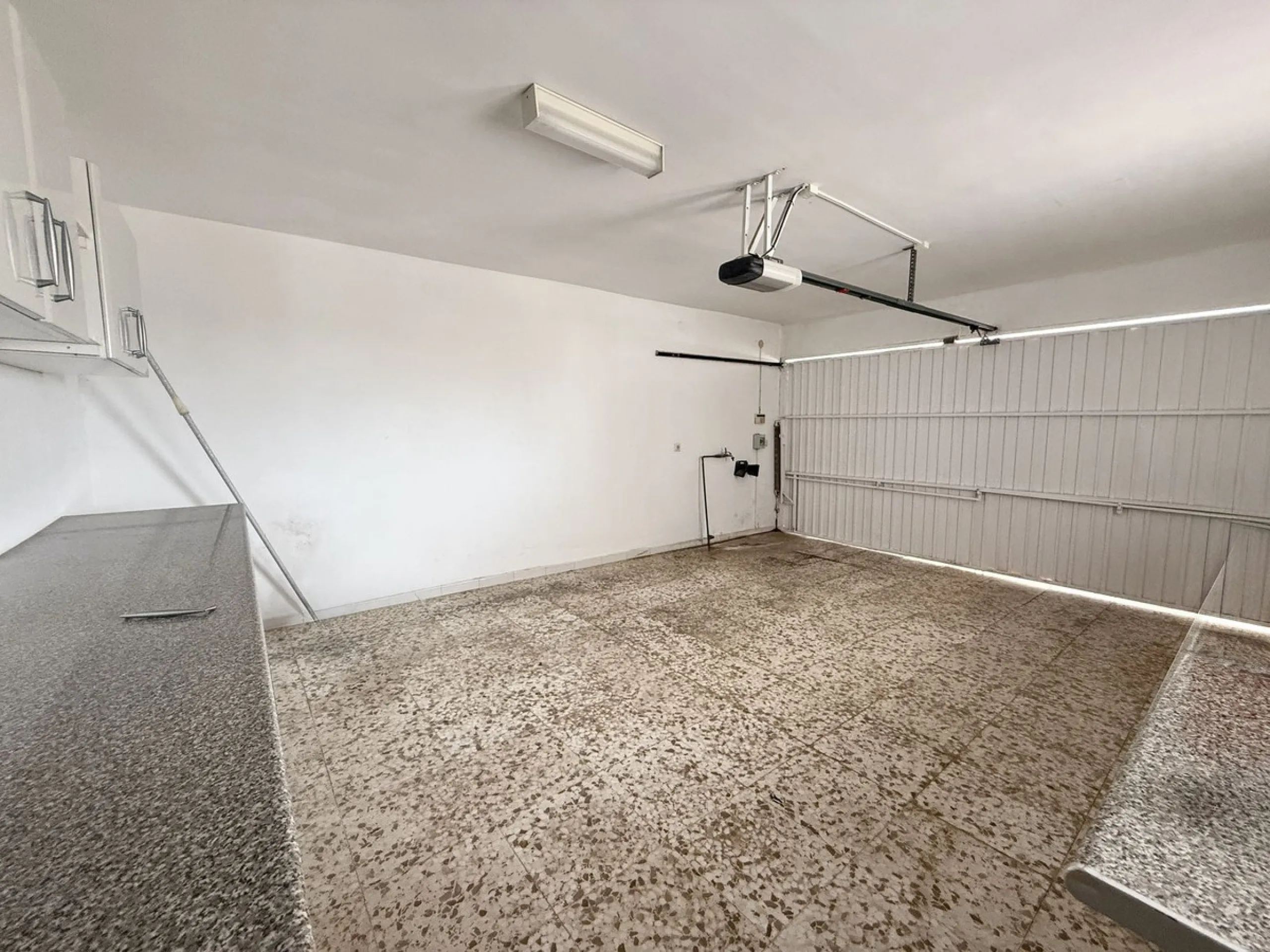 Spacious and bright villa located on the hillside of Torreblanca, just a short drive to local facilities in the neighbouring Los Pacos area and the large seaside town of Fuengirola, with its miles of sandy beaches, bars, restaurants, shops and numerous ot