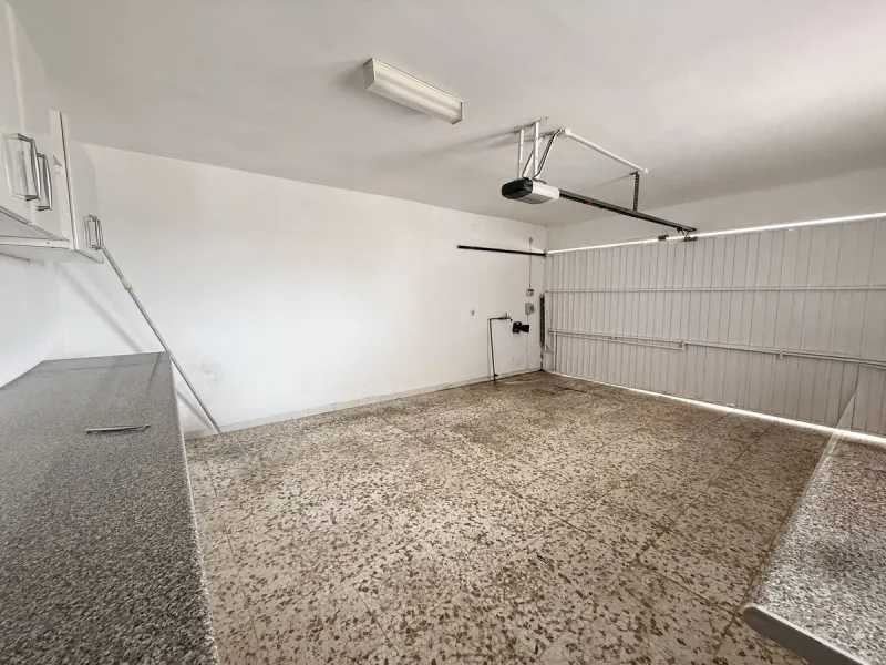 Spacious and bright villa located on the hillside of Torreblanca, just a short drive to local facilities in the neighbouring Los Pacos area and the large seaside town of Fuengirola, with its miles of sandy beaches, bars, restaurants, shops and numerous ot