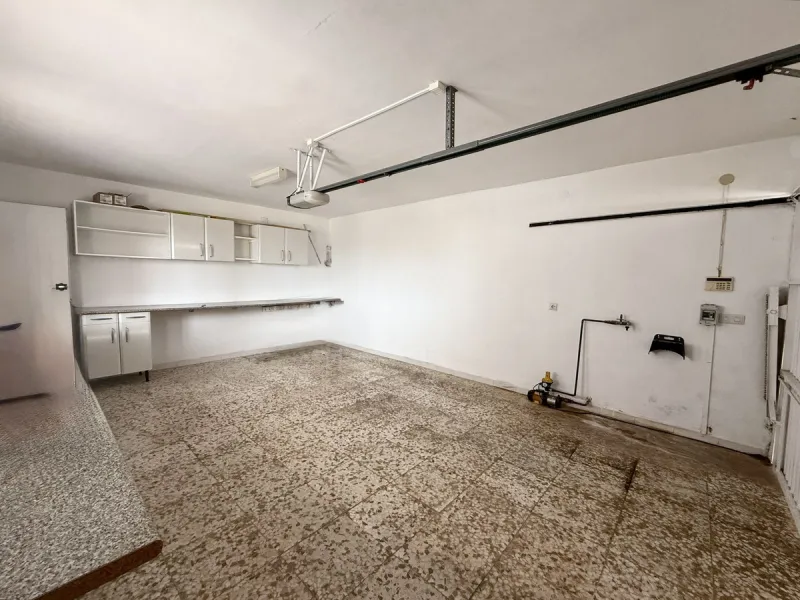 Spacious and bright villa located on the hillside of Torreblanca, just a short drive to local facilities in the neighbouring Los Pacos area and the large seaside town of Fuengirola, with its miles of sandy beaches, bars, restaurants, shops and numerous ot