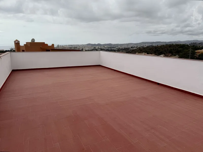 Spacious and bright villa located on the hillside of Torreblanca, just a short drive to local facilities in the neighbouring Los Pacos area and the large seaside town of Fuengirola, with its miles of sandy beaches, bars, restaurants, shops and numerous ot