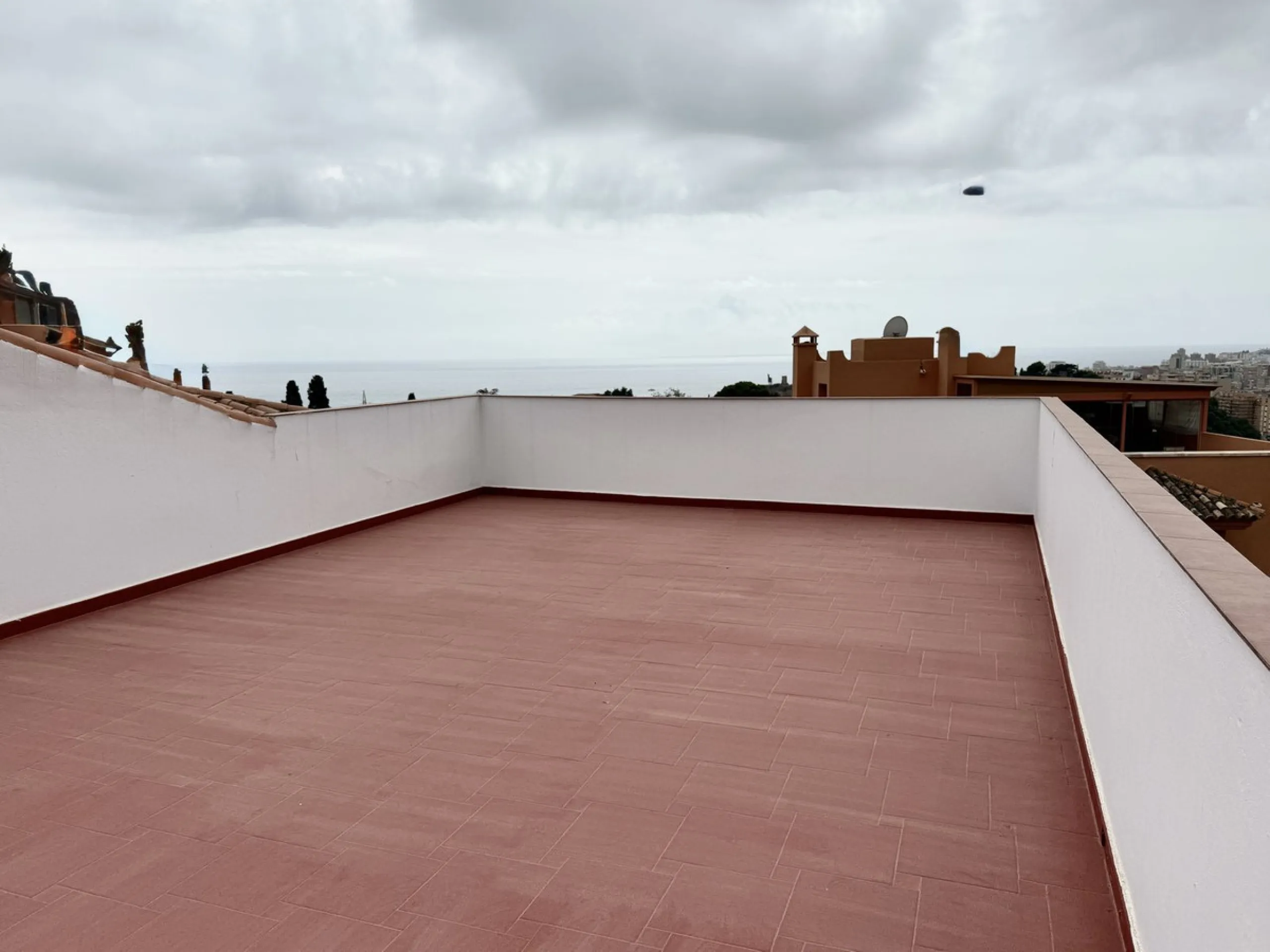Spacious and bright villa located on the hillside of Torreblanca, just a short drive to local facilities in the neighbouring Los Pacos area and the large seaside town of Fuengirola, with its miles of sandy beaches, bars, restaurants, shops and numerous ot