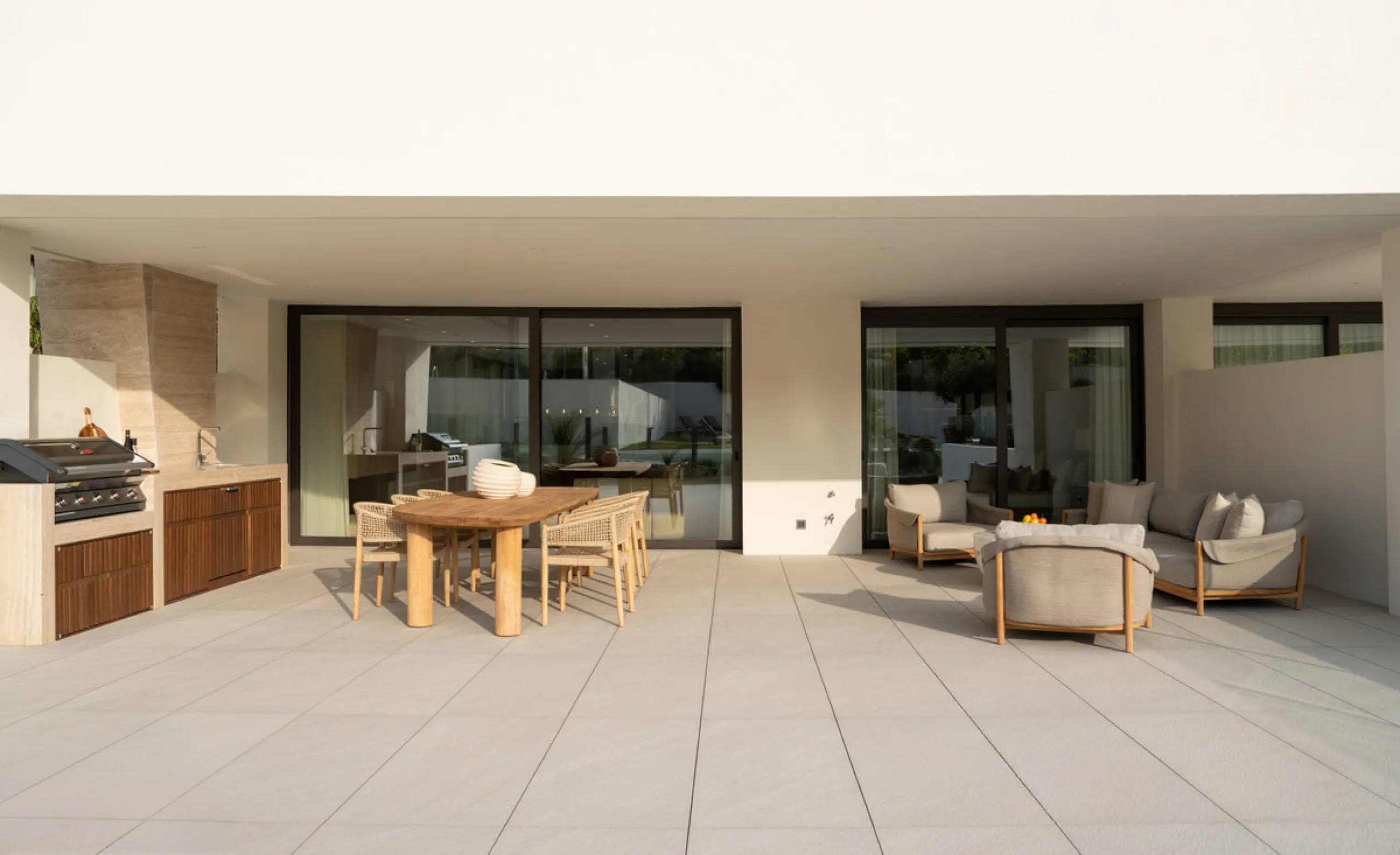 This exquisite 4-bedroom duplex in Epic Marbella by Fendi offers the ultimate in luxury living on Marbella's prestigious Golden Mile. With 337.94 m² of beautifully designed interiors and a 105.38 m² private terrace, this brand-new residence is the perfect