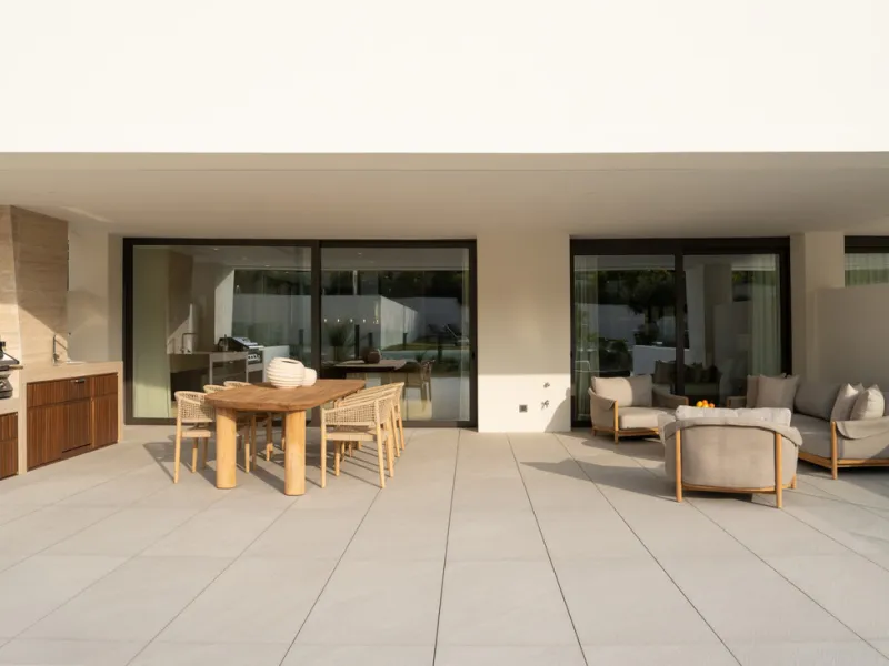 This exquisite 4-bedroom duplex in Epic Marbella by Fendi offers the ultimate in luxury living on Marbella's prestigious Golden Mile. With 337.94 m² of beautifully designed interiors and a 105.38 m² private terrace, this brand-new residence is the perfect