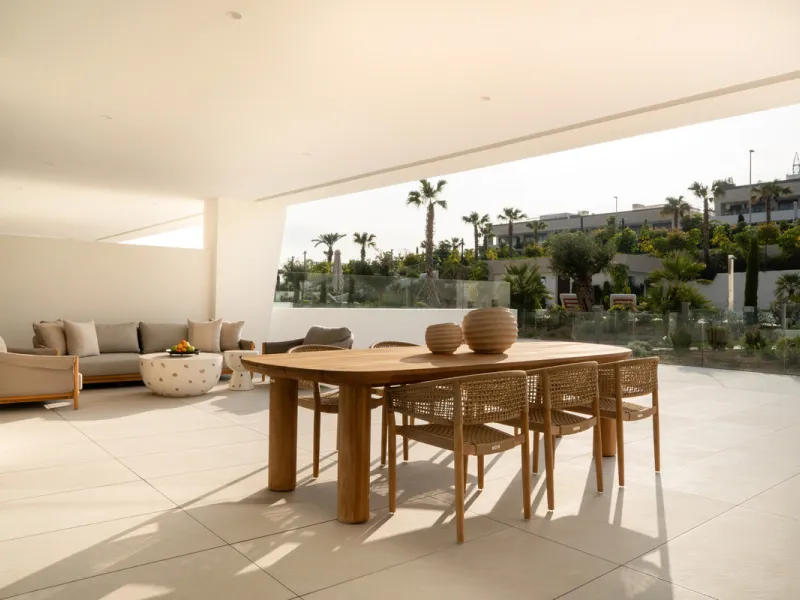 This exquisite 4-bedroom duplex in Epic Marbella by Fendi offers the ultimate in luxury living on Marbella's prestigious Golden Mile. With 337.94 m² of beautifully designed interiors and a 105.38 m² private terrace, this brand-new residence is the perfect