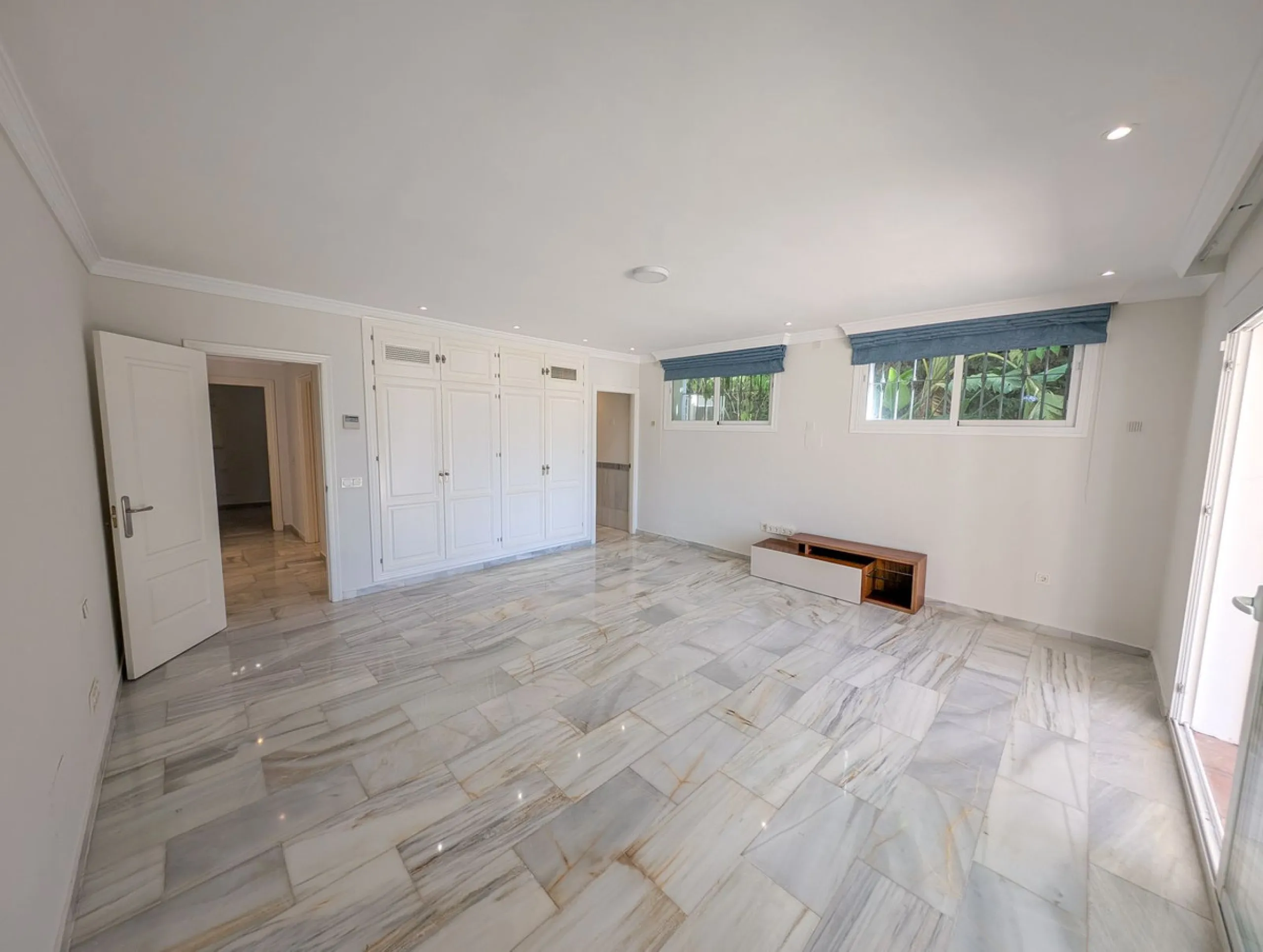 Frontline Golf Villa for Sale in Nueva Andalucía – Los Naranjos
