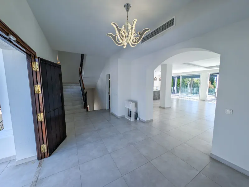 Frontline Golf Villa for Sale in Nueva Andalucía – Los Naranjos