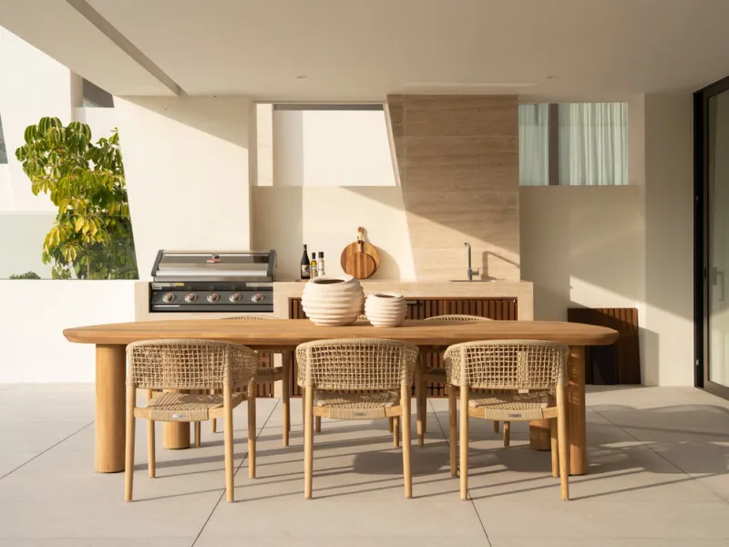 This exquisite 4-bedroom duplex in Epic Marbella by Fendi offers the ultimate in luxury living on Marbella's prestigious Golden Mile. With 337.94 m² of beautifully designed interiors and a 105.38 m² private terrace, this brand-new residence is the perfect