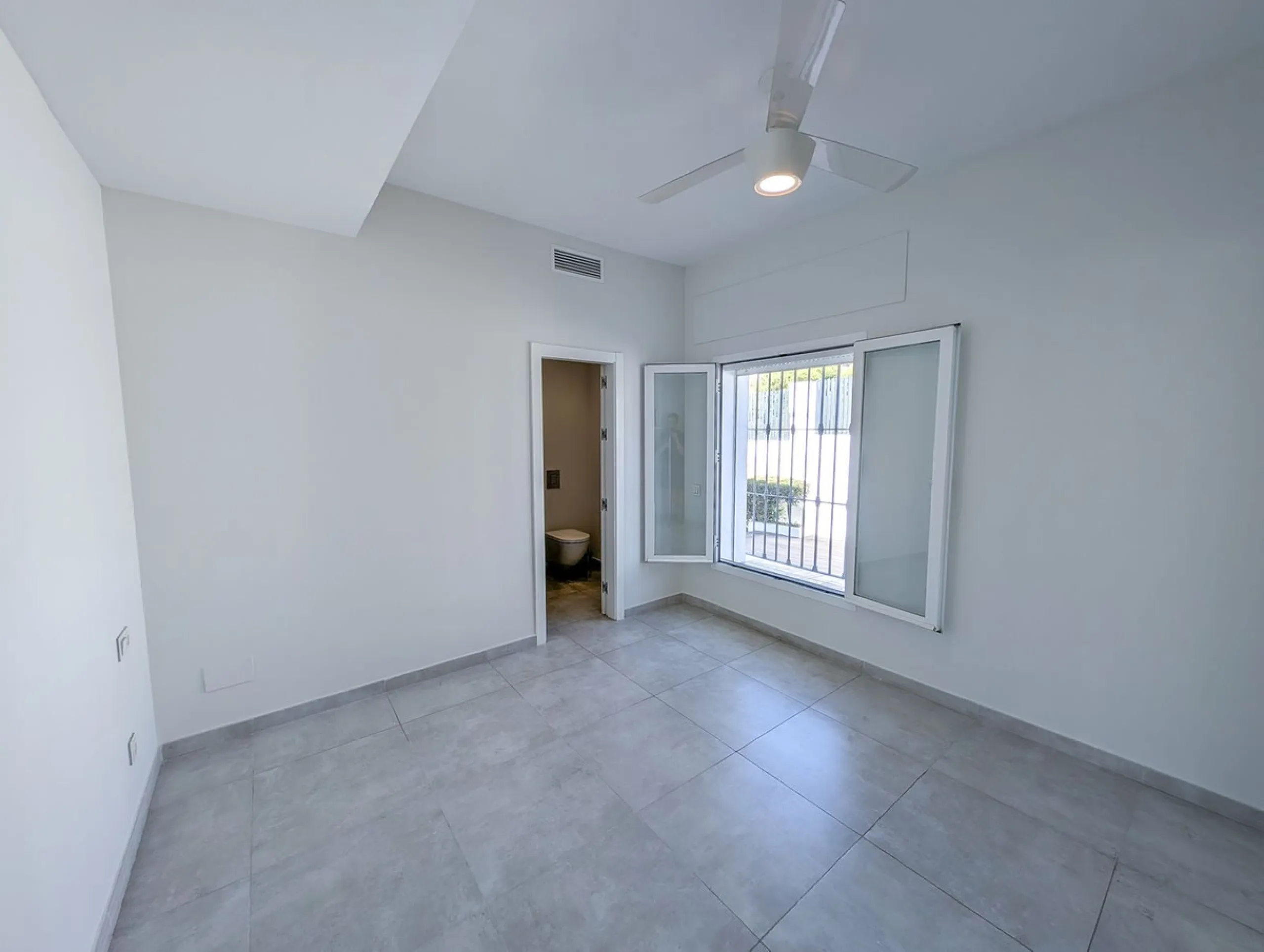 Frontline Golf Villa for Sale in Nueva Andalucía – Los Naranjos