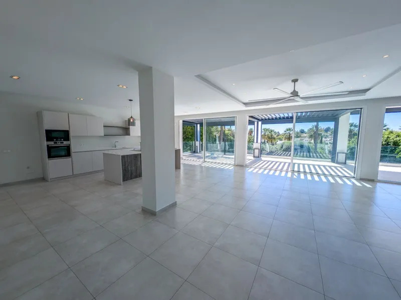 Frontline Golf Villa for Sale in Nueva Andalucía – Los Naranjos