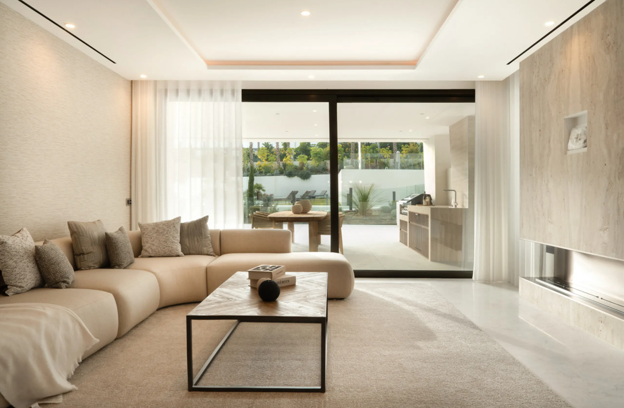 This exquisite 4-bedroom duplex in Epic Marbella by Fendi offers the ultimate in luxury living on Marbella's prestigious Golden Mile. With 337.94 m² of beautifully designed interiors and a 105.38 m² private terrace, this brand-new residence is the perfect