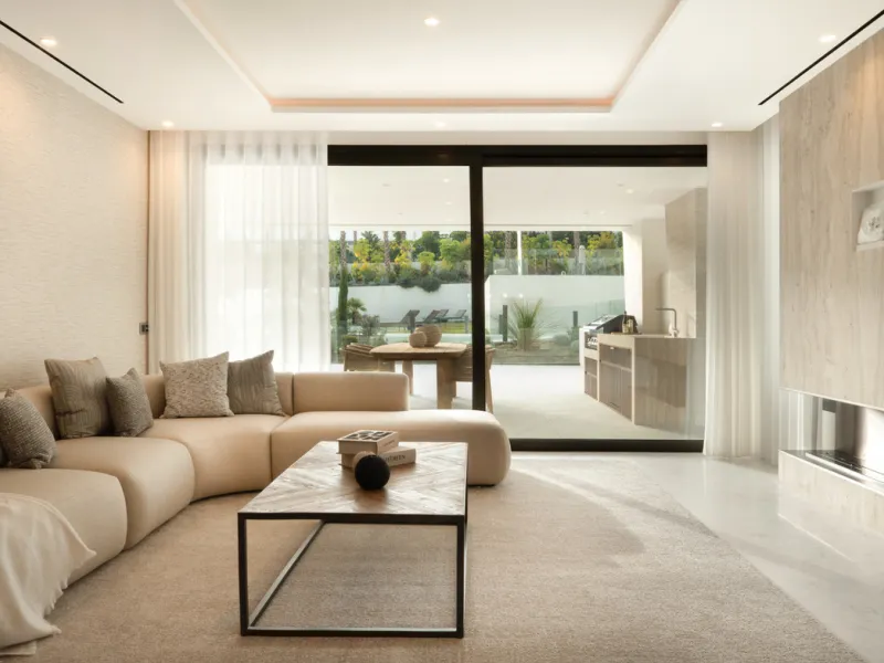 This exquisite 4-bedroom duplex in Epic Marbella by Fendi offers the ultimate in luxury living on Marbella's prestigious Golden Mile. With 337.94 m² of beautifully designed interiors and a 105.38 m² private terrace, this brand-new residence is the perfect