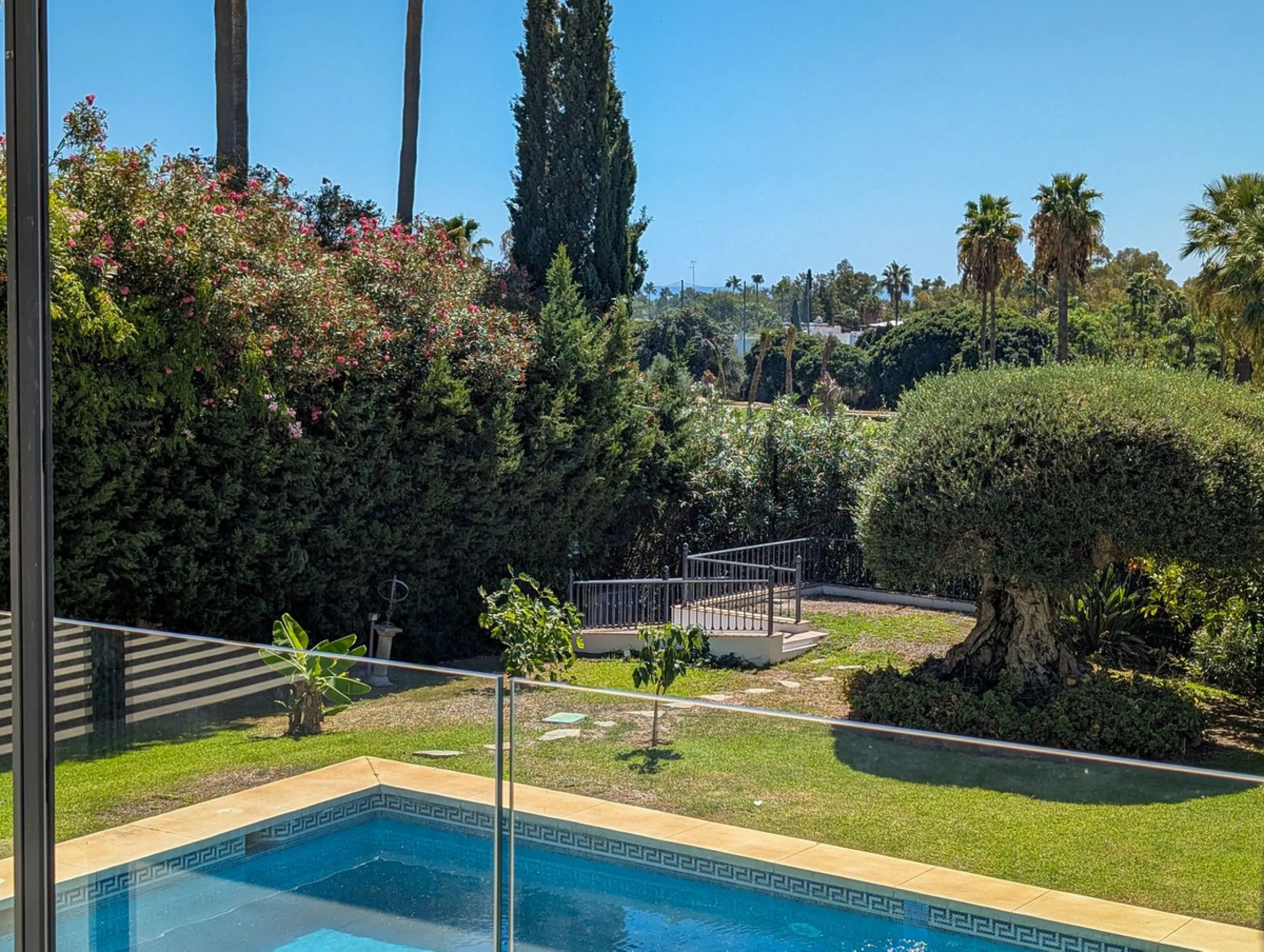 Frontline Golf Villa for Sale in Nueva Andalucía – Los Naranjos