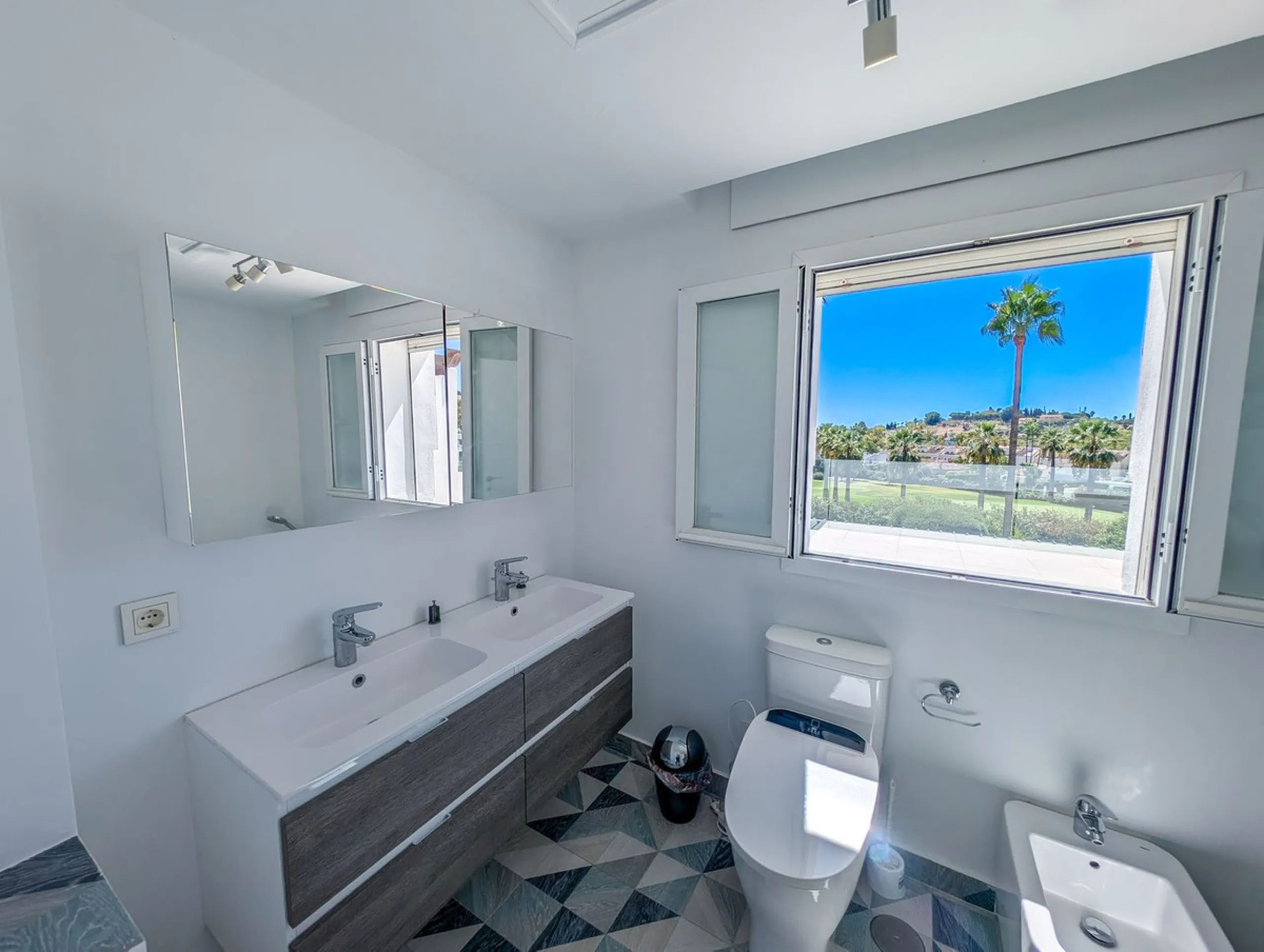 Frontline Golf Villa for Sale in Nueva Andalucía – Los Naranjos